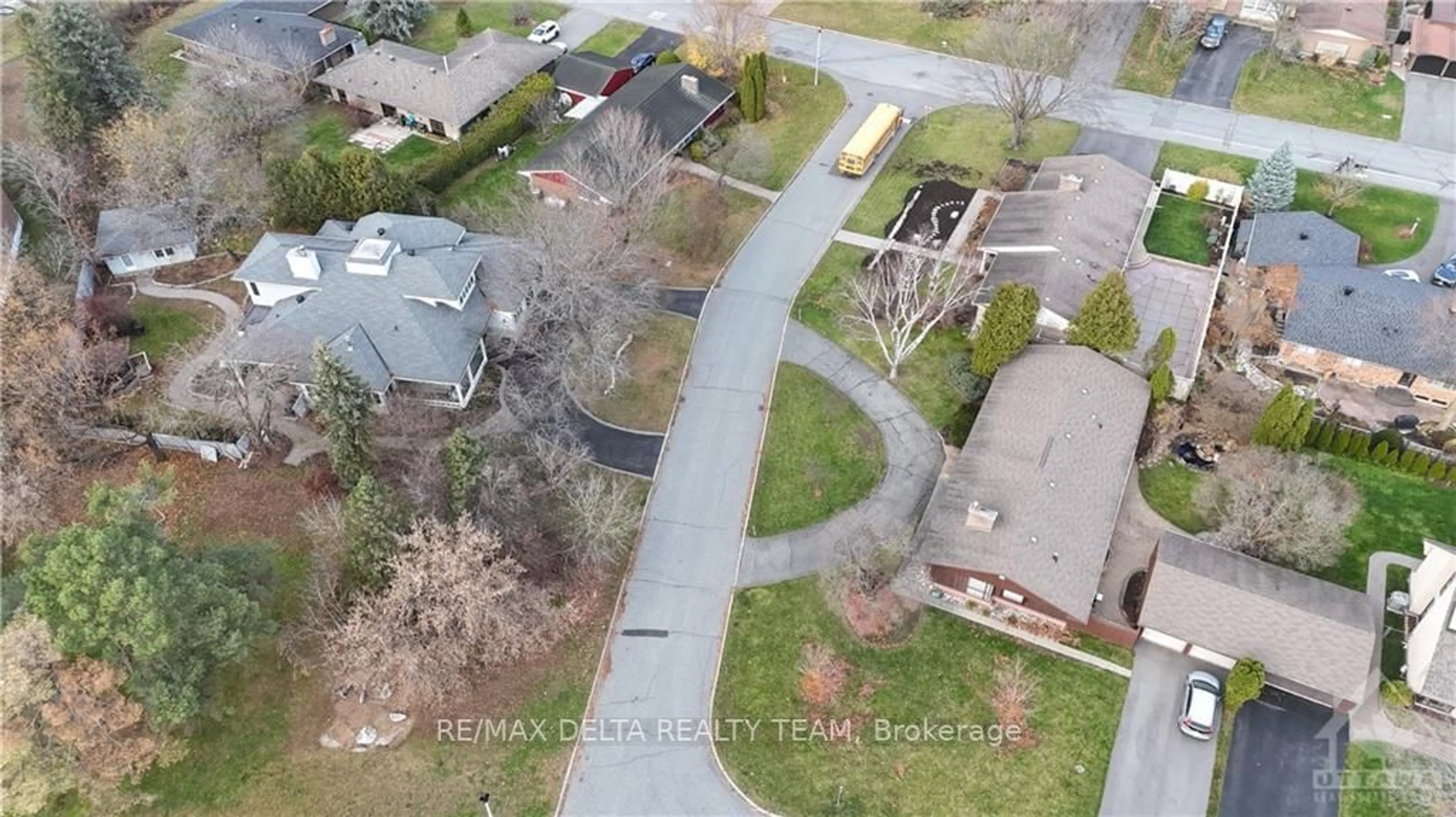 Frontside or backside of a home, the street view for 4 ALEUTIAN Rd, Qualicum - Bruce Farm - Greenbelt and Area Ontario K2H 7C8