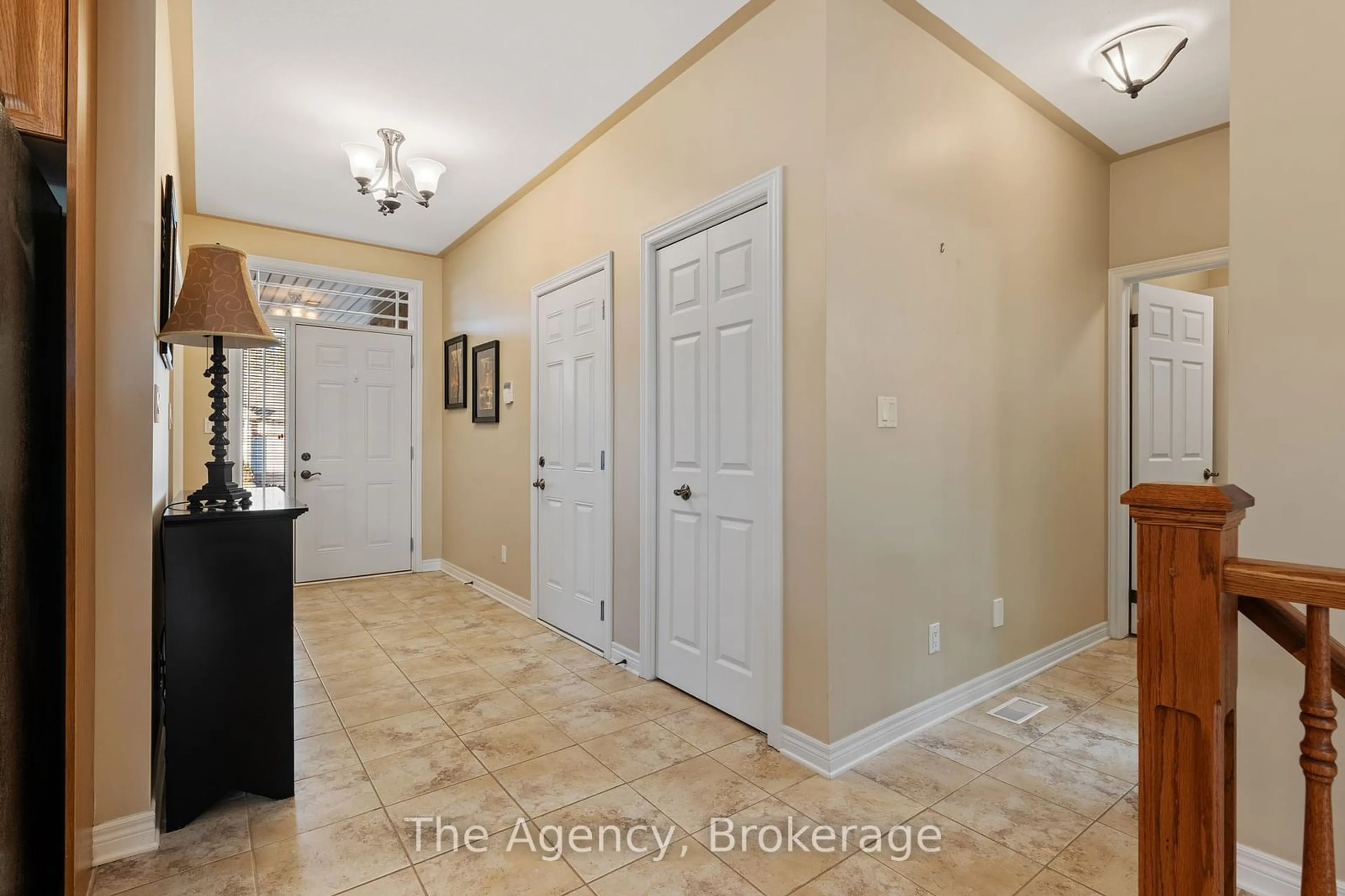 Indoor entryway, wood floors for 66 Willson Crossing Crt, Pelham Ontario L0S 1E4