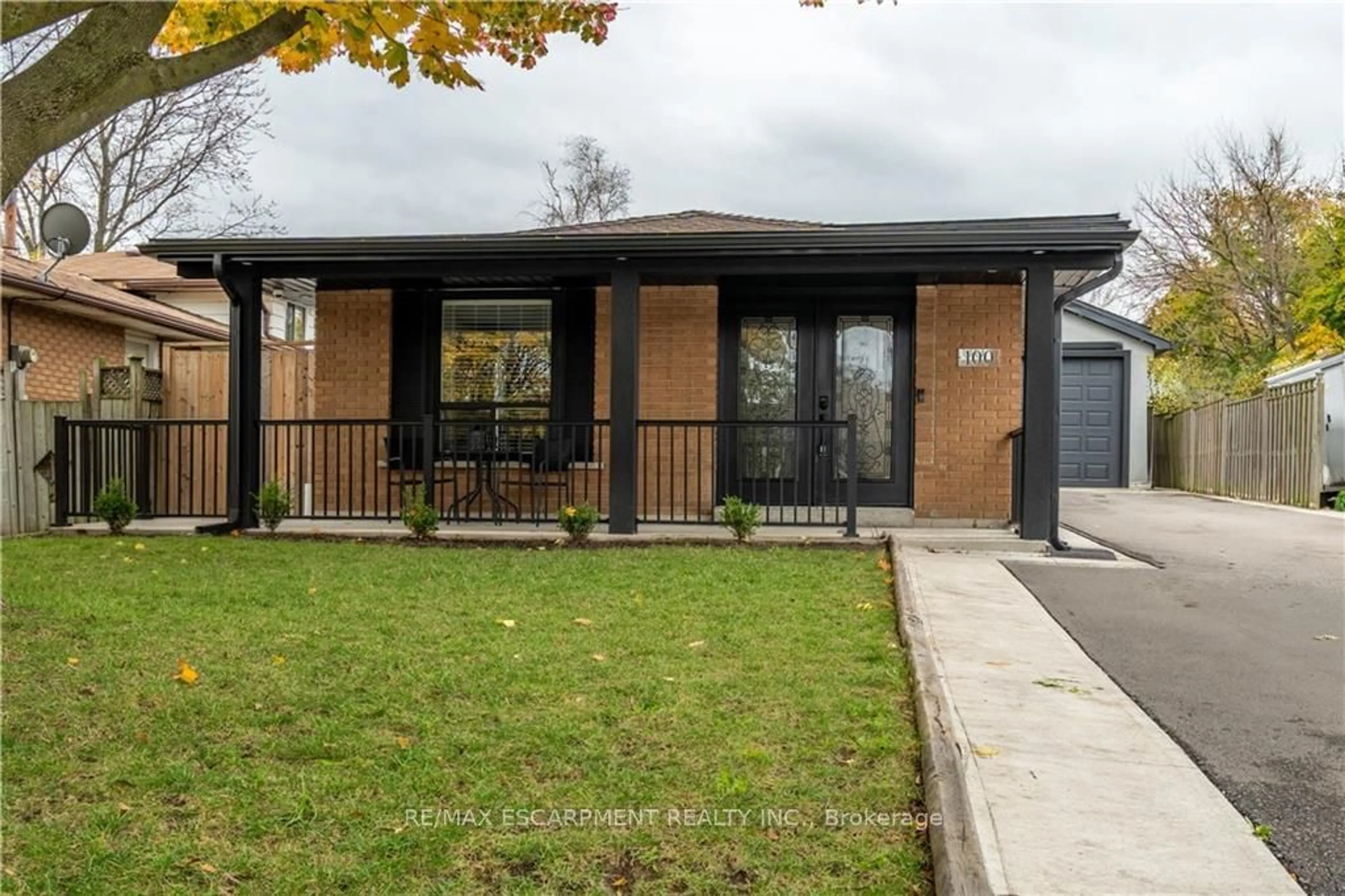 Frontside or backside of a home, cottage for 100 Boston Cres, Hamilton Ontario L8T 4N2