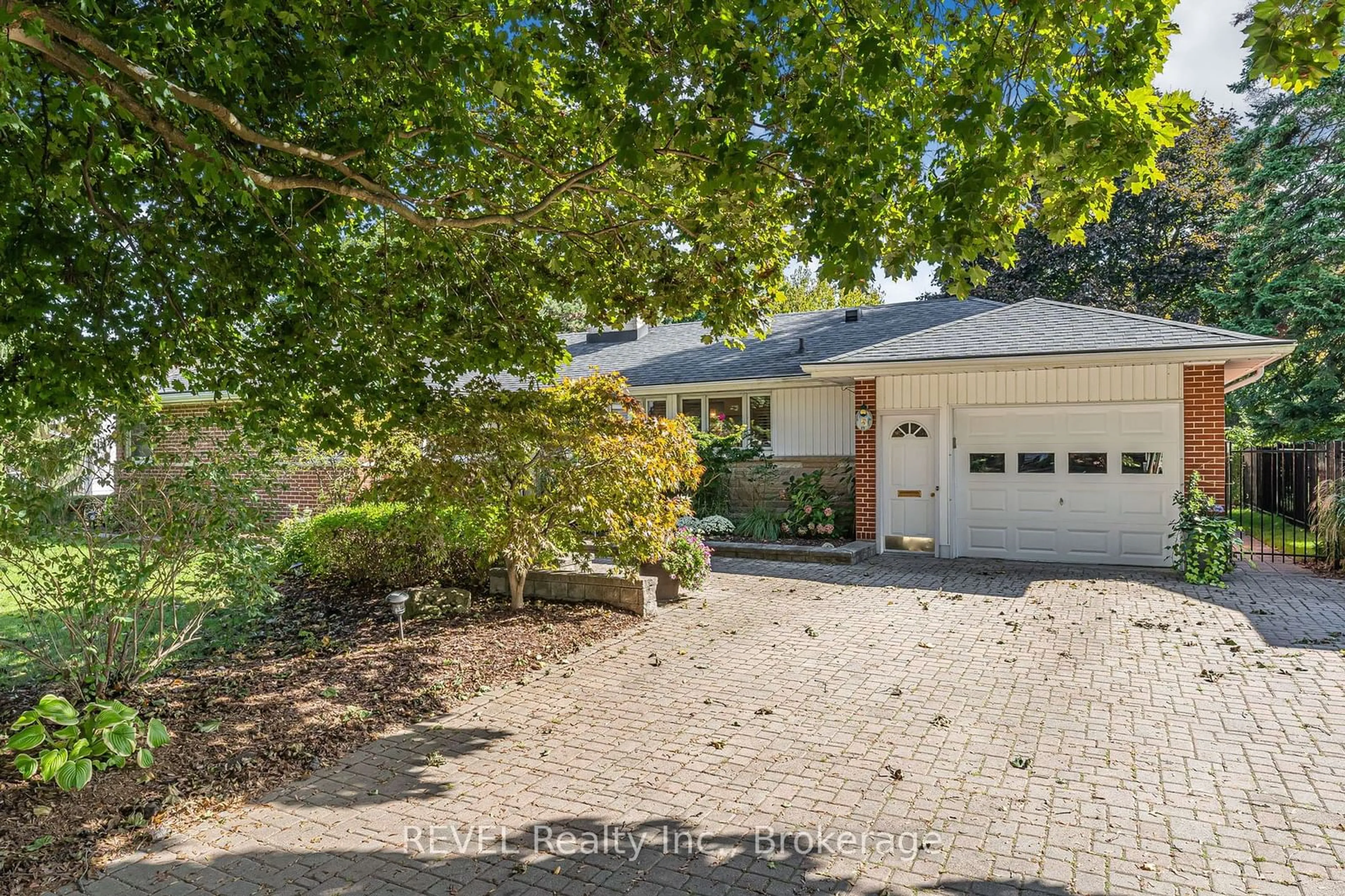 Frontside or backside of a home, the street view for 5 CHERRYHILL Dr, Grimsby Ontario L3M 3B3