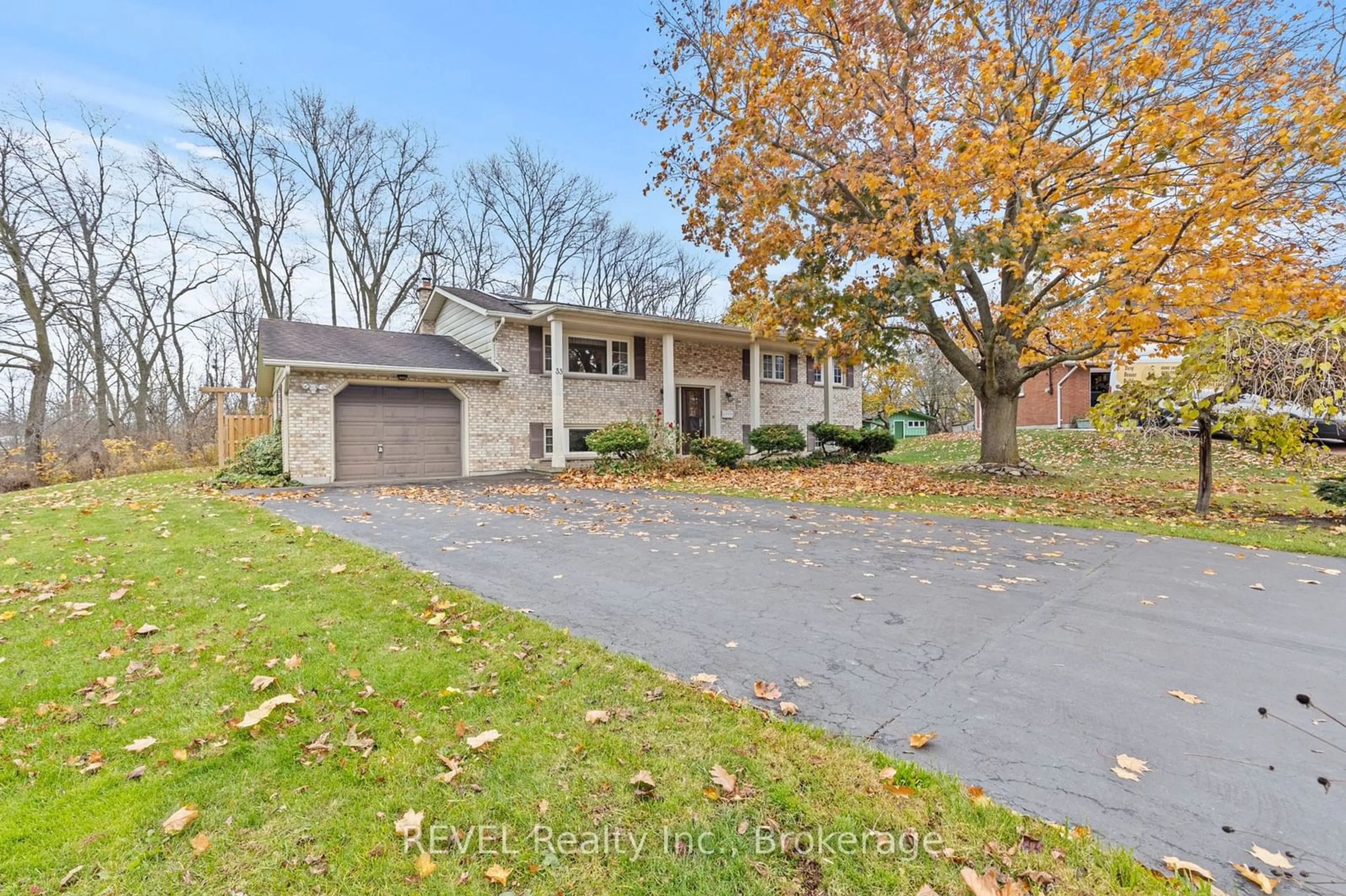 A pic from exterior of the house or condo, the street view for 33 Ellis St, West Lincoln Ontario L0R 2A0