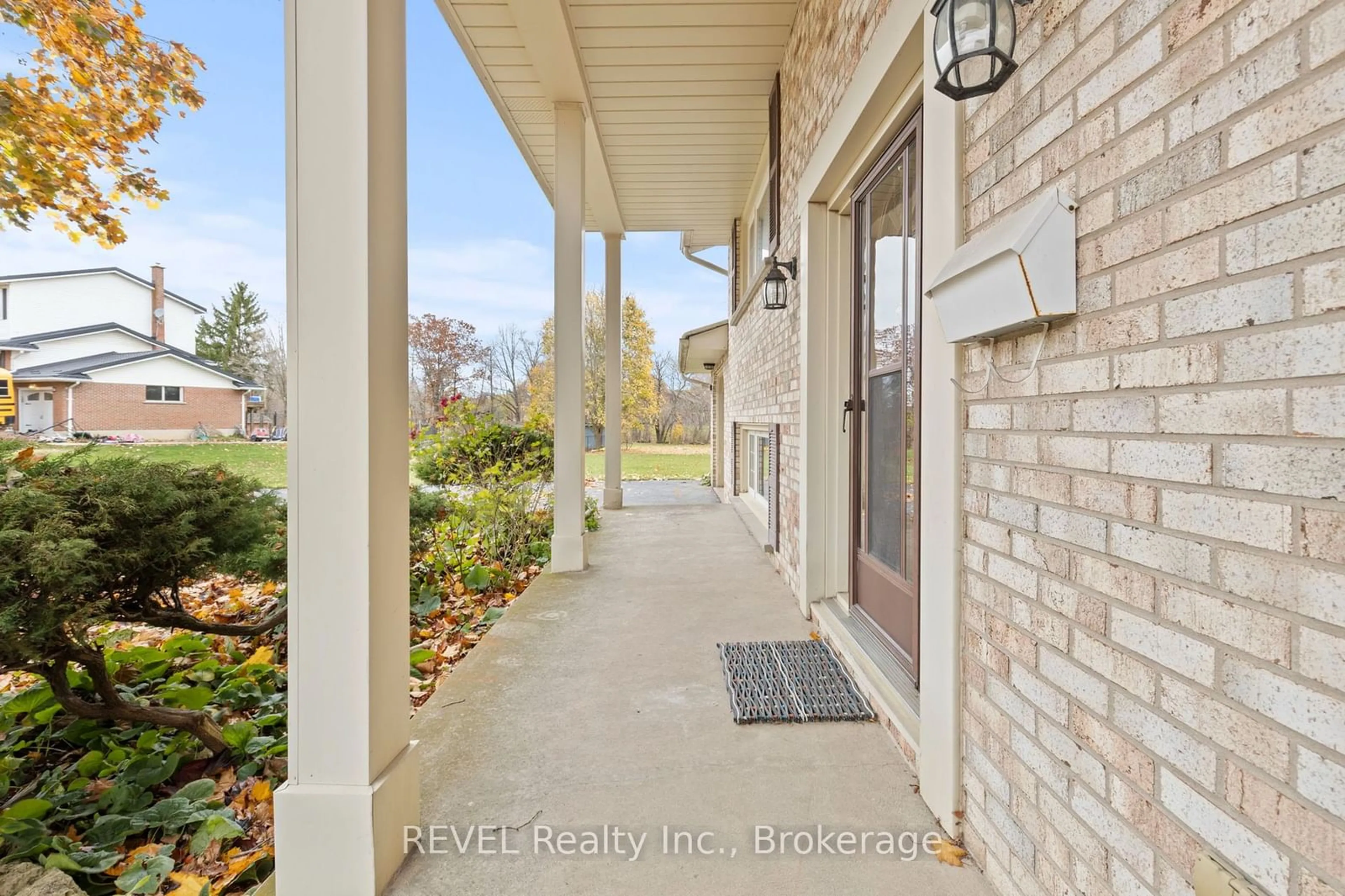 Indoor entryway, ceramic floors for 33 Ellis St, West Lincoln Ontario L0R 2A0