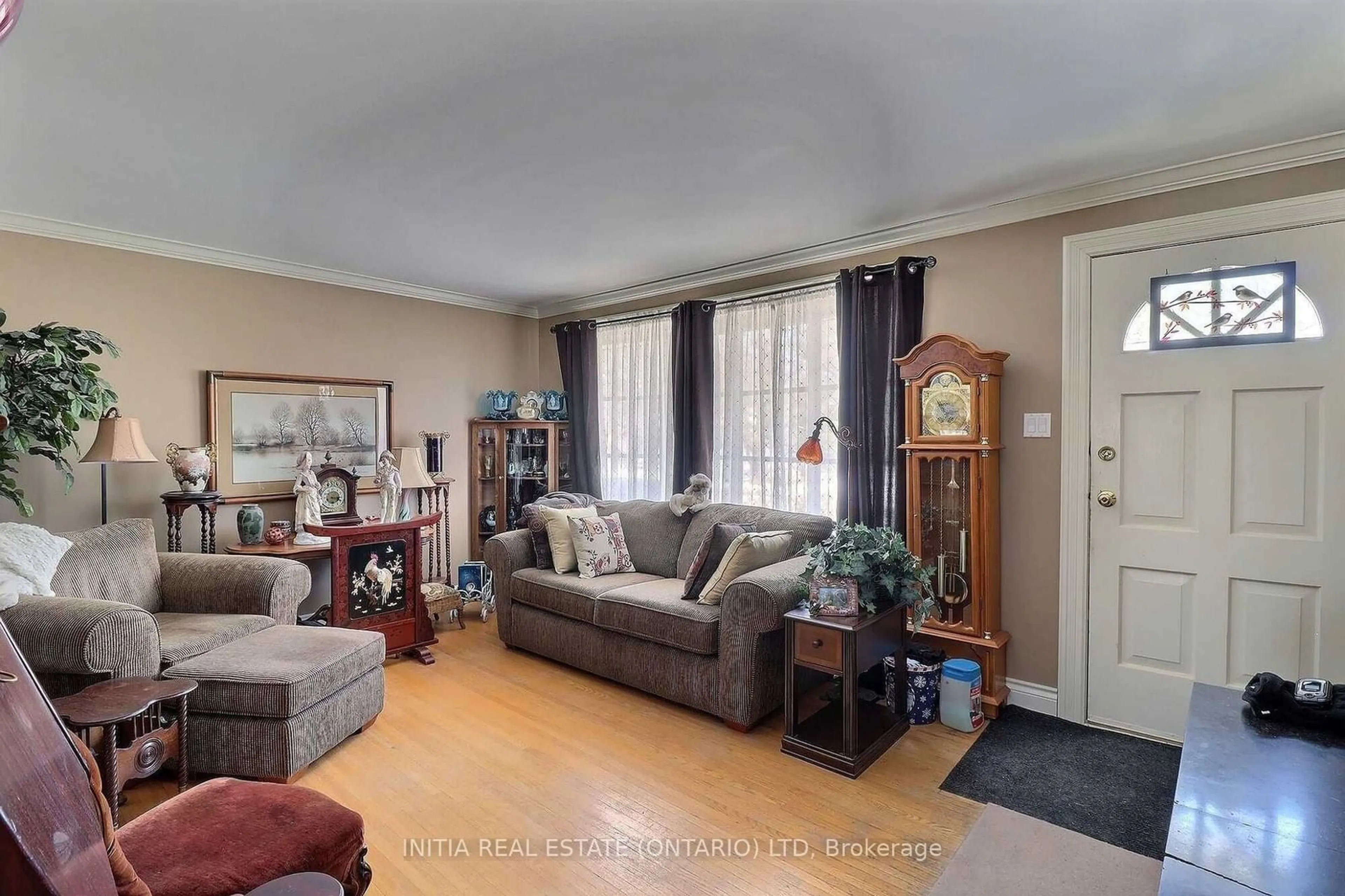 Living room, wood floors for 305 Belfield St, London Ontario N5Y 2J9