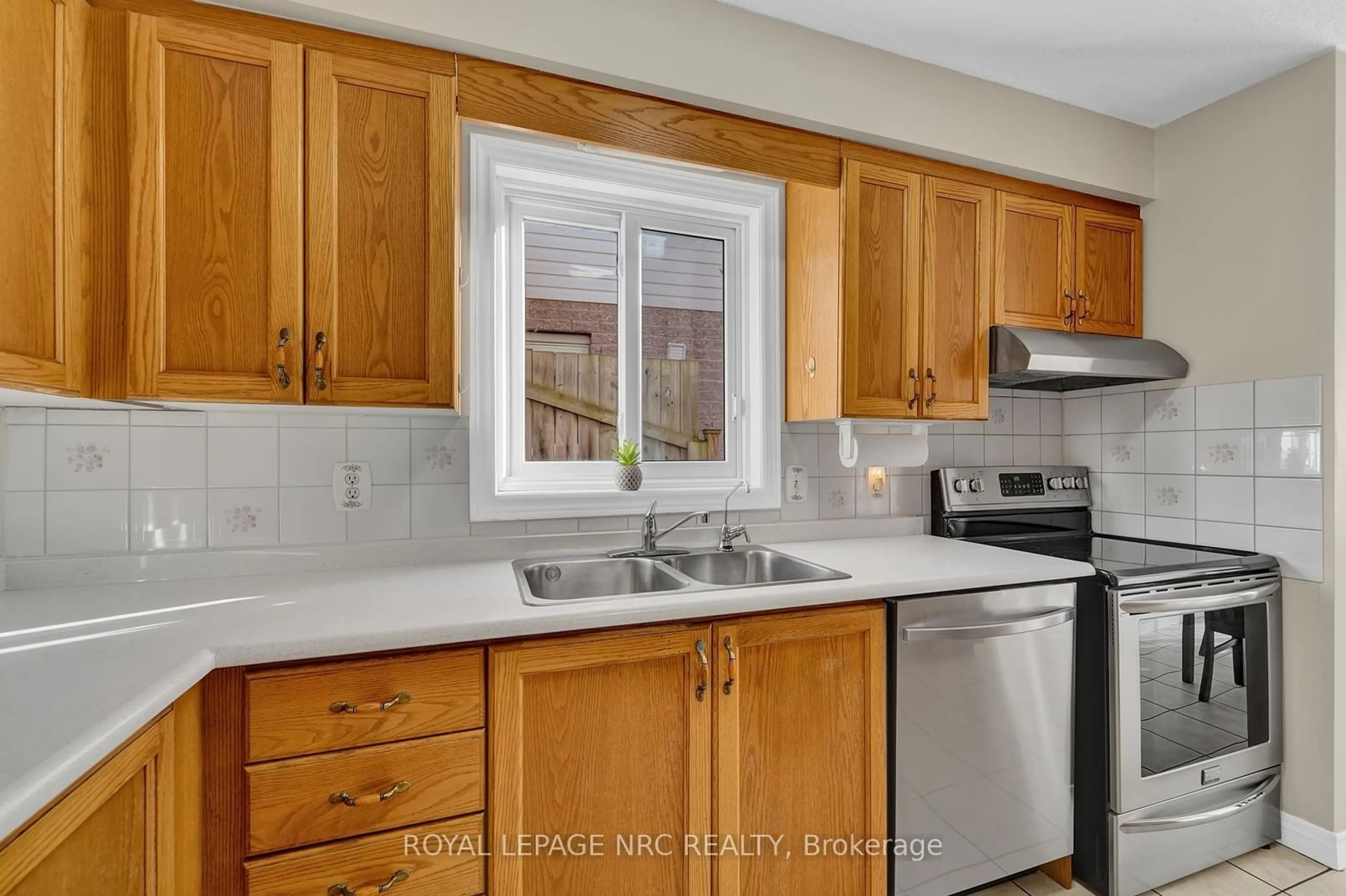 Standard kitchen, wood floors, cottage for 27 Hollyridge Cres, Kitchener Ontario N2N 3L8