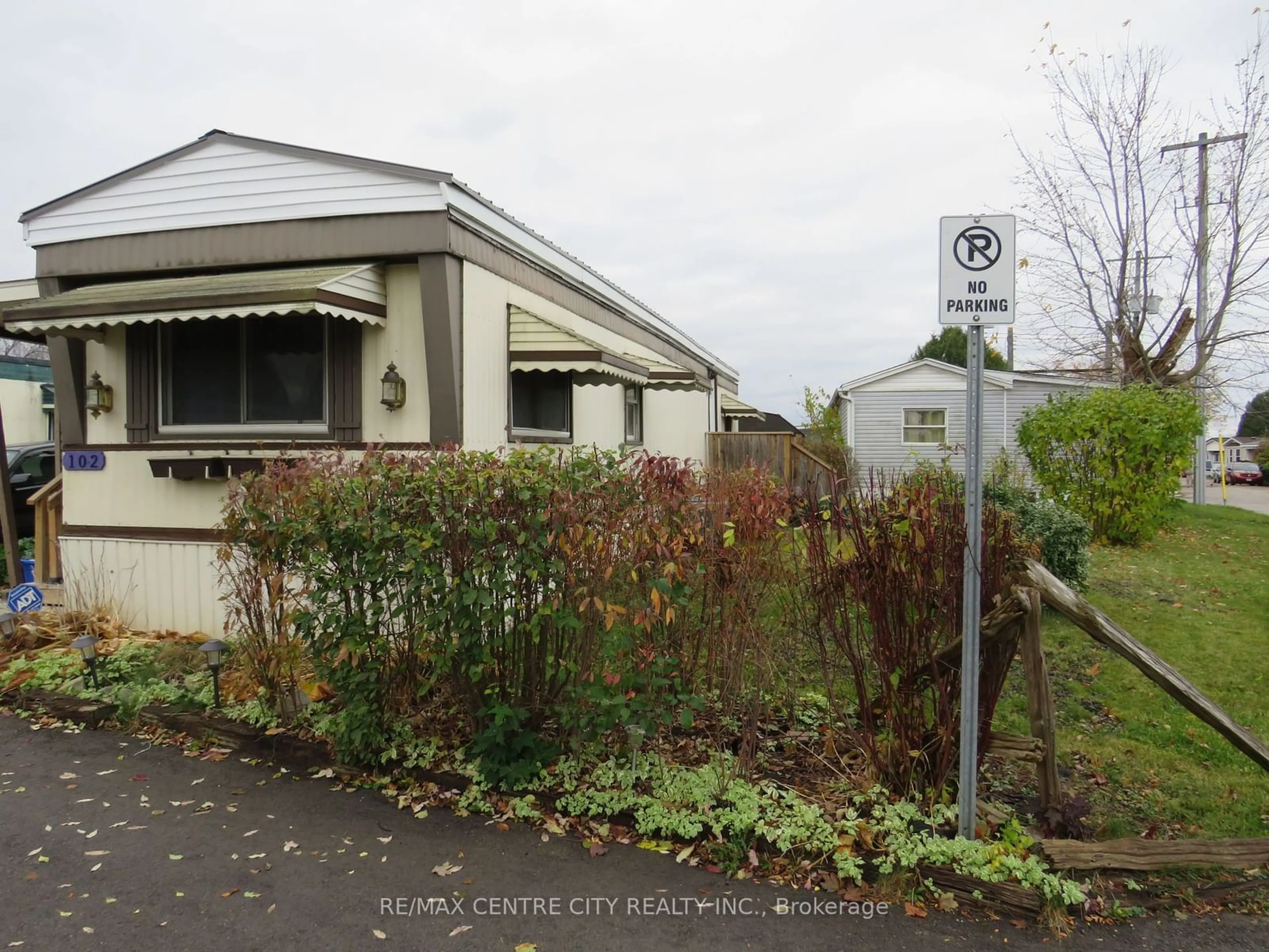 Frontside or backside of a home, the street view for 2189 Dundas St #102, London Ontario N5V 1H3