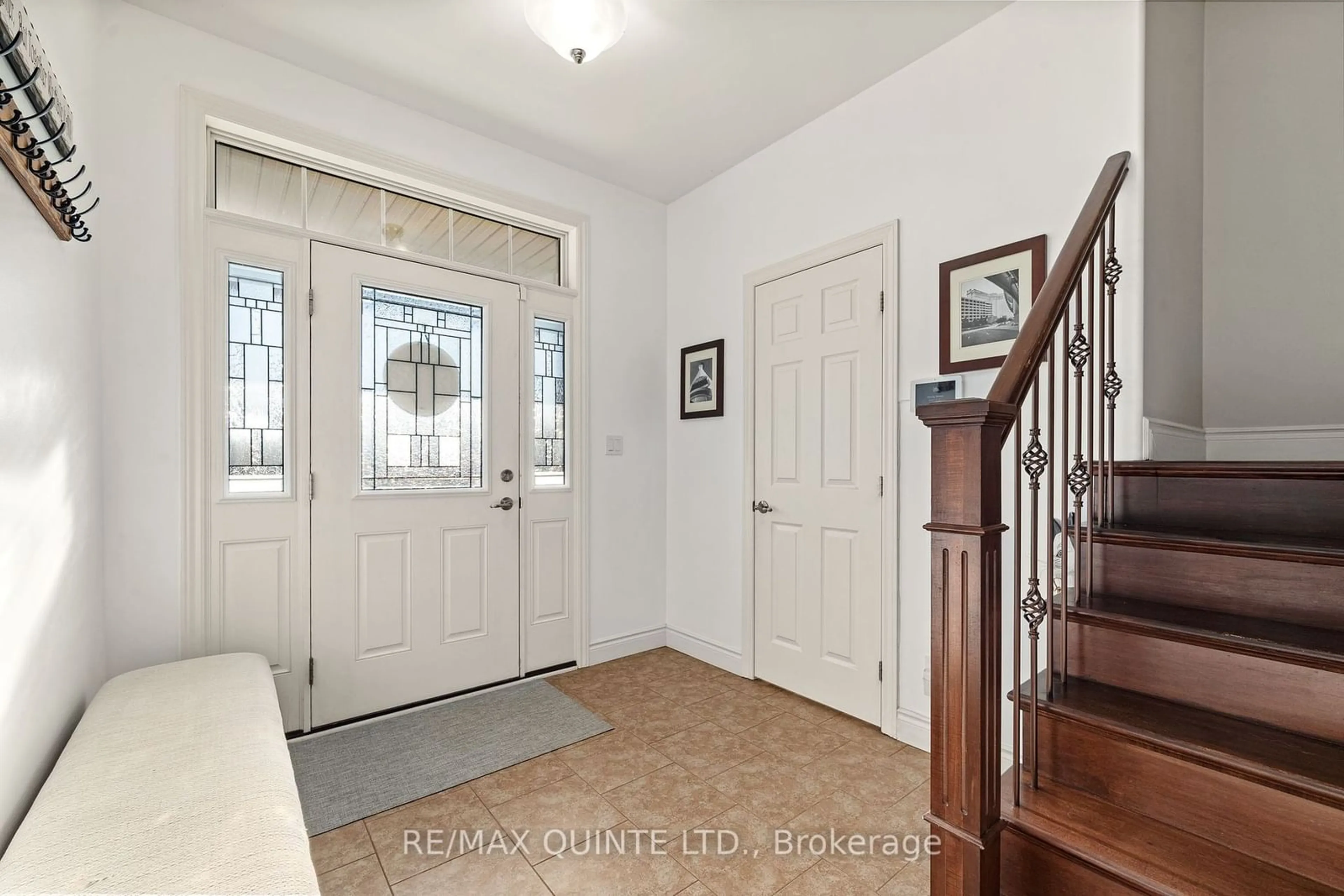 Indoor entryway, wood floors for 69 Hampton Ridge Dr, Belleville Ontario K8N 4Z5