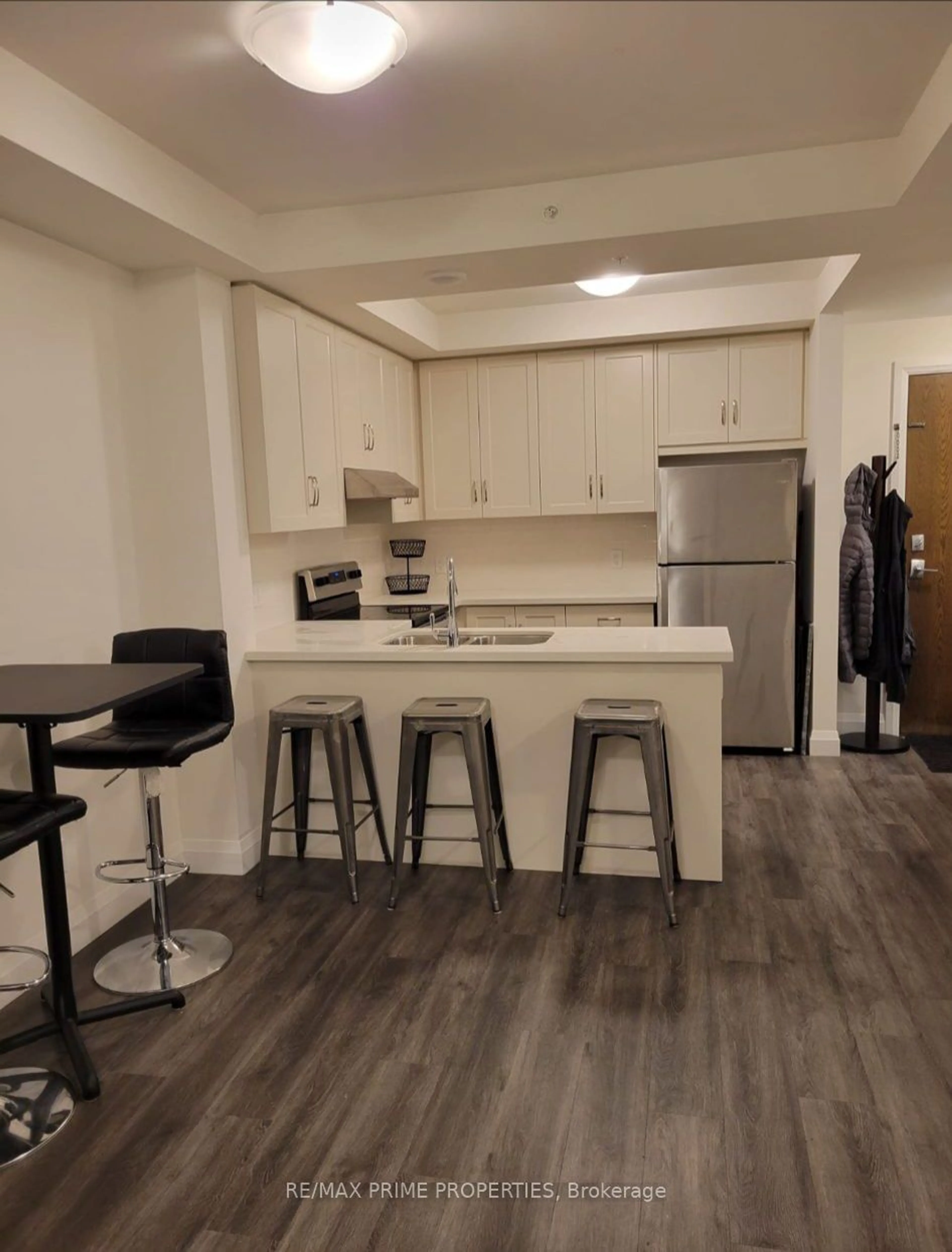 Open concept kitchen for 30 Hamilton St #406, Hamilton Ontario L0R 2H4