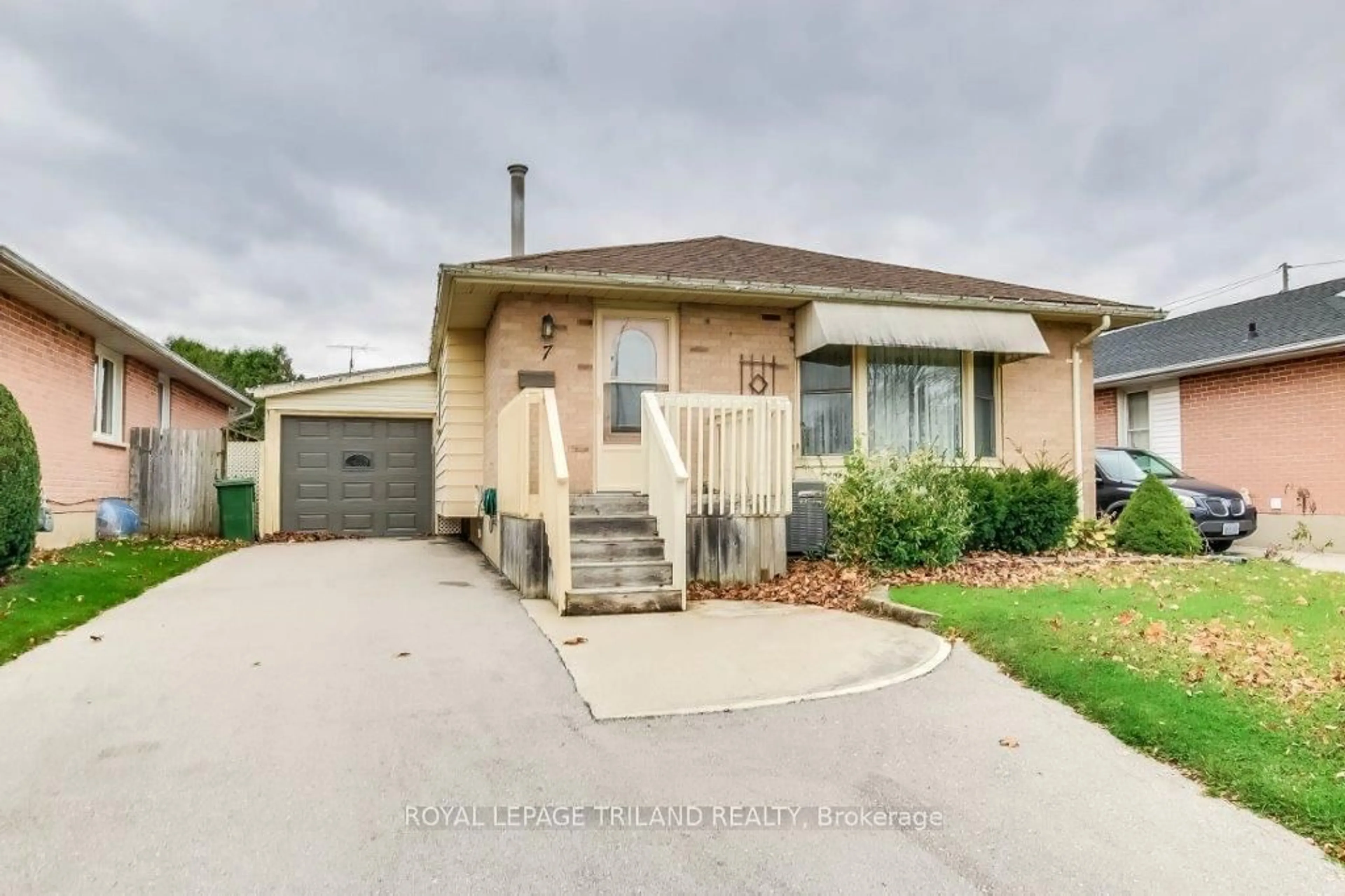 Frontside or backside of a home, the street view for 7 Ripley Lane, St. Thomas Ontario N5R 5X1