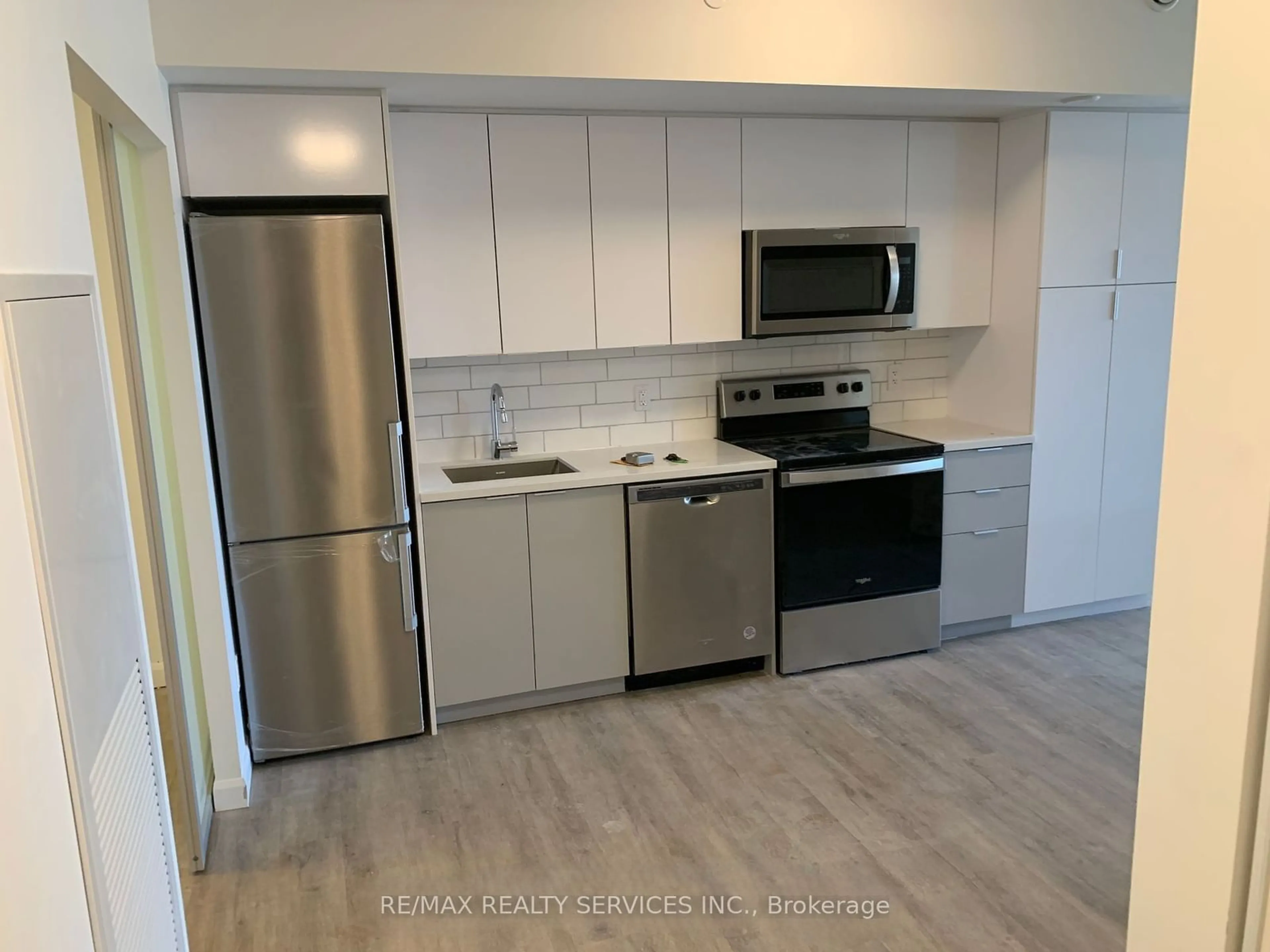 Standard kitchen, wood floors for 7 Erie Ave #305, Brantford Ontario N3S 0K5