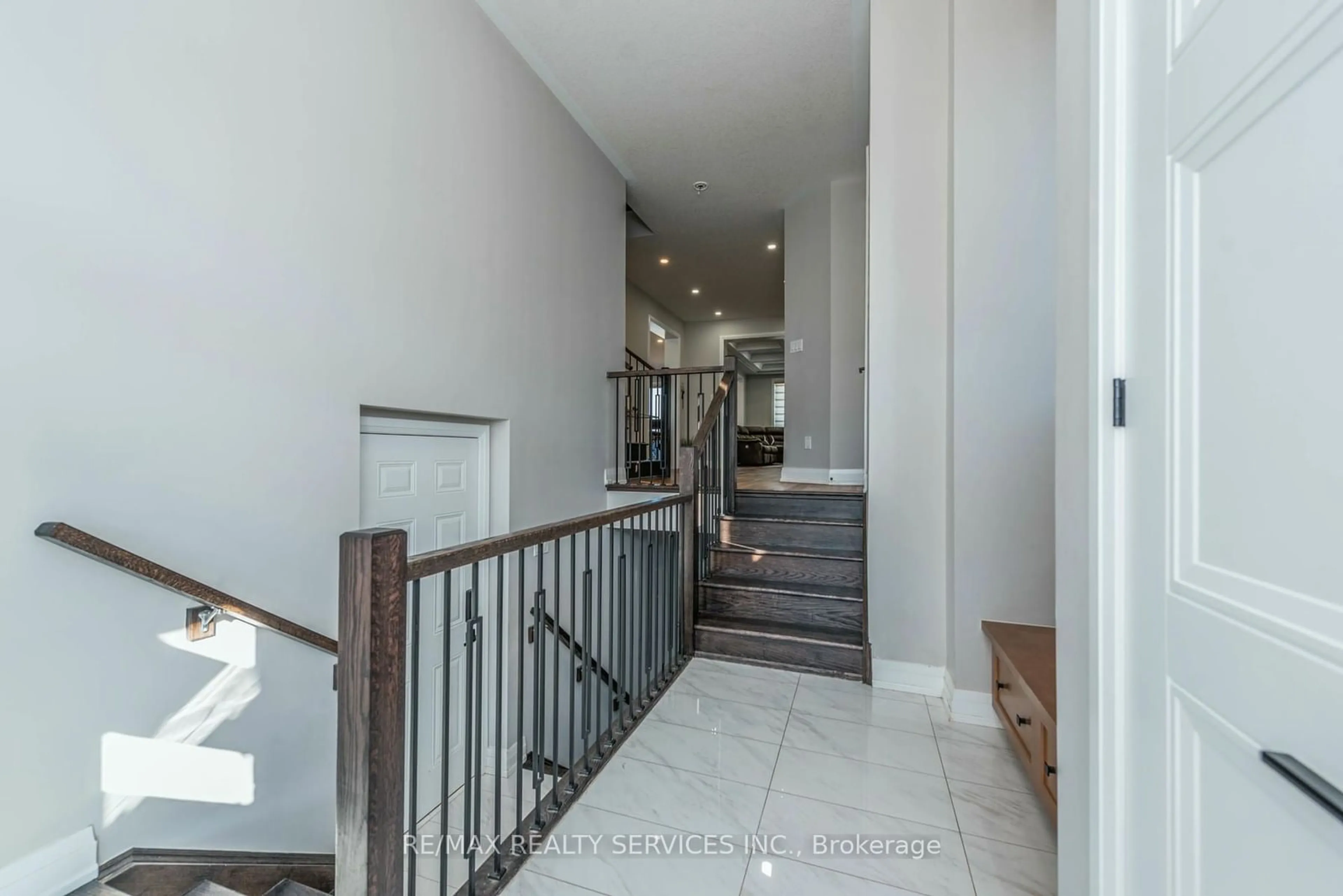 Indoor foyer, wood floors for 183 Histand Tr, Kitchener Ontario N2R 1P6