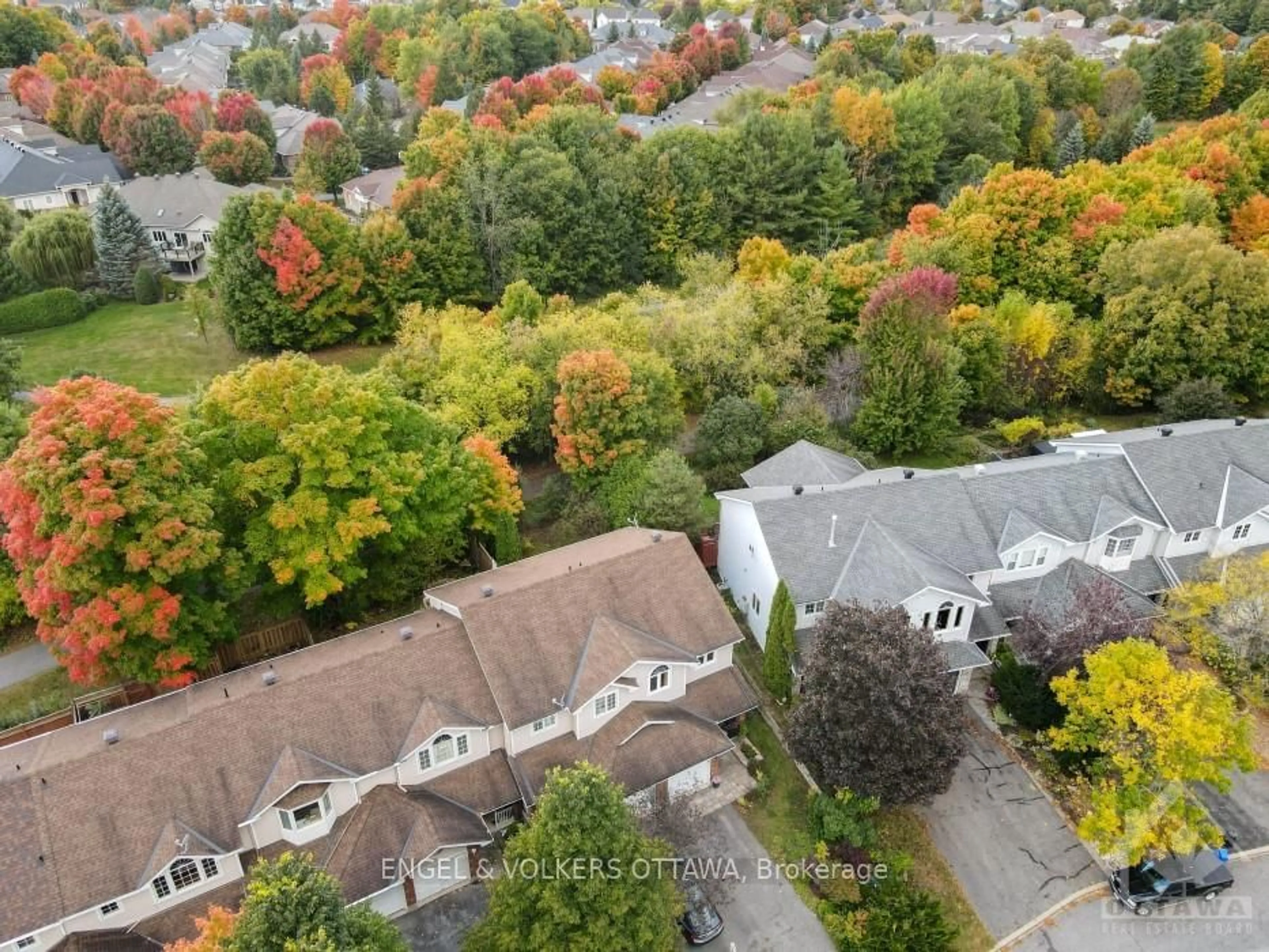 A pic from exterior of the house or condo, the street view for 11 WINDCREST Crt, Kanata Ontario K2T 1B4