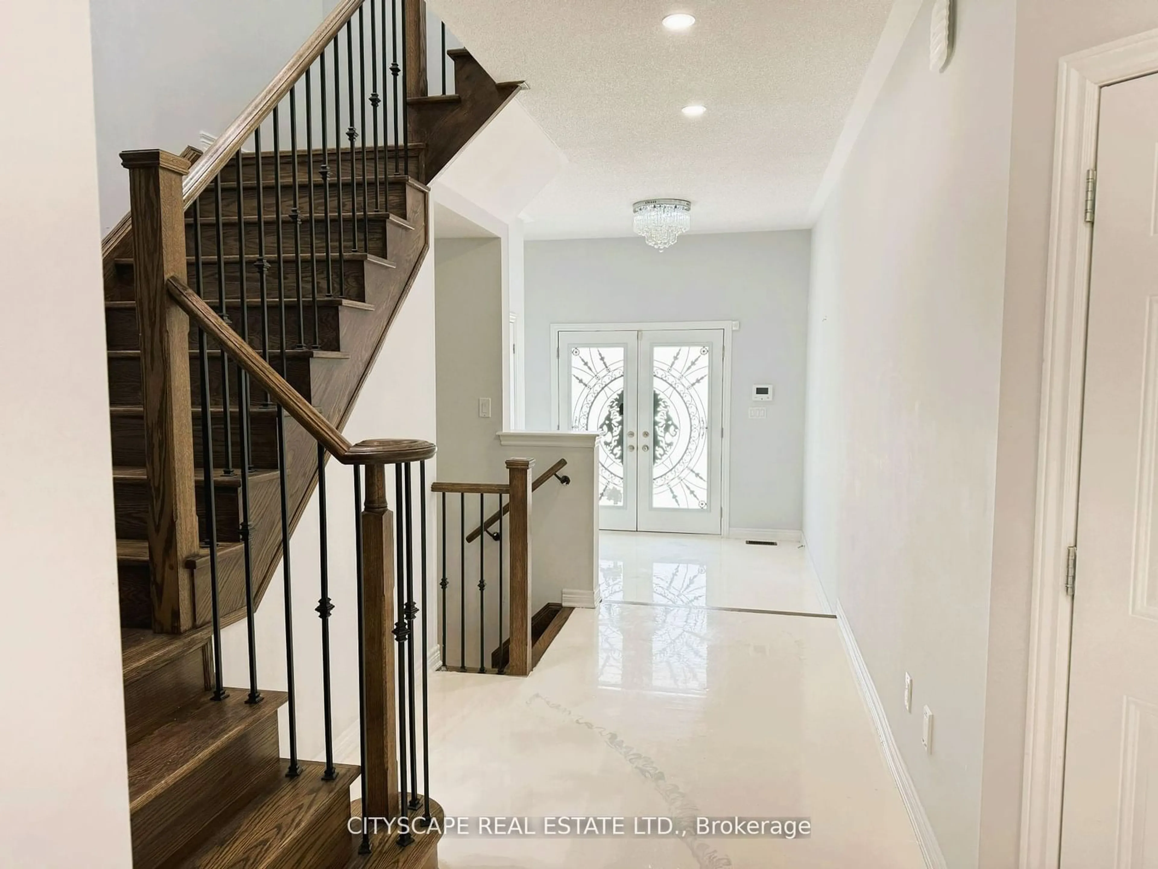 Indoor entryway, wood floors for 40 Sparkle Dr, Thorold Ontario L2V 0H2