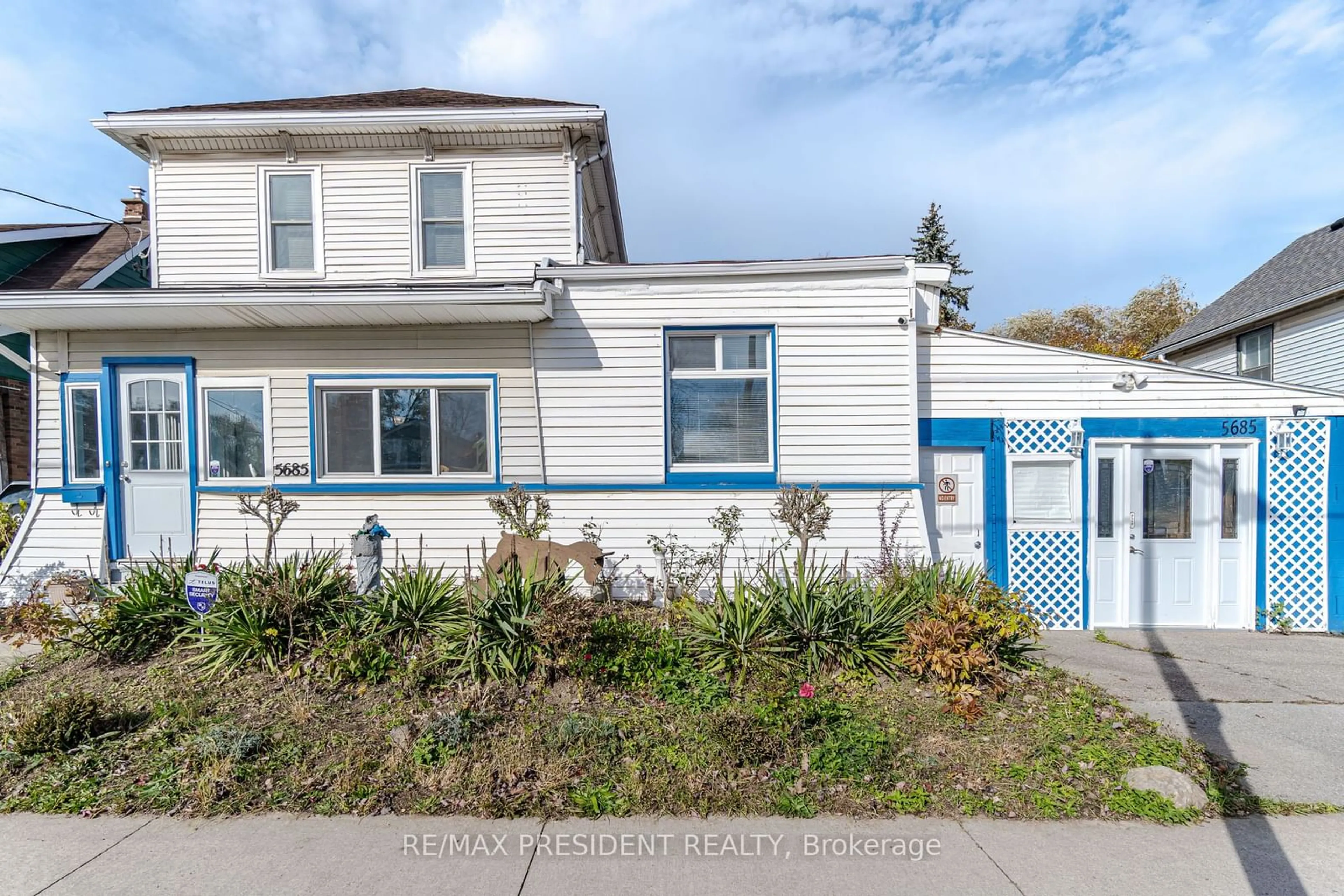 Frontside or backside of a home, the street view for 5685 Robinson St, Niagara Falls Ontario L2G 2B1