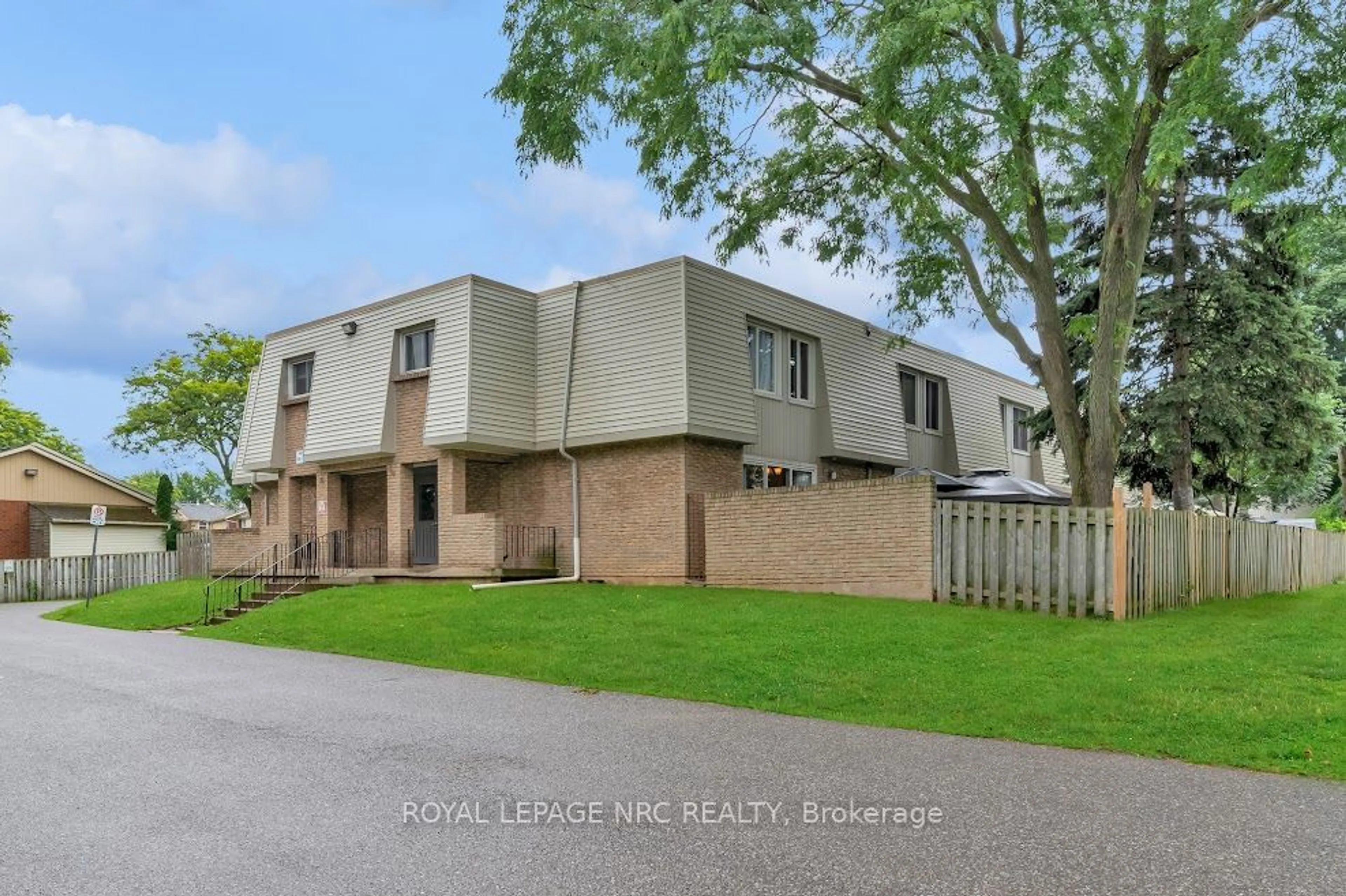 A pic from exterior of the house or condo, the street view for 17 Old Pine Tr #182, St. Catharines Ontario L2M 6P9