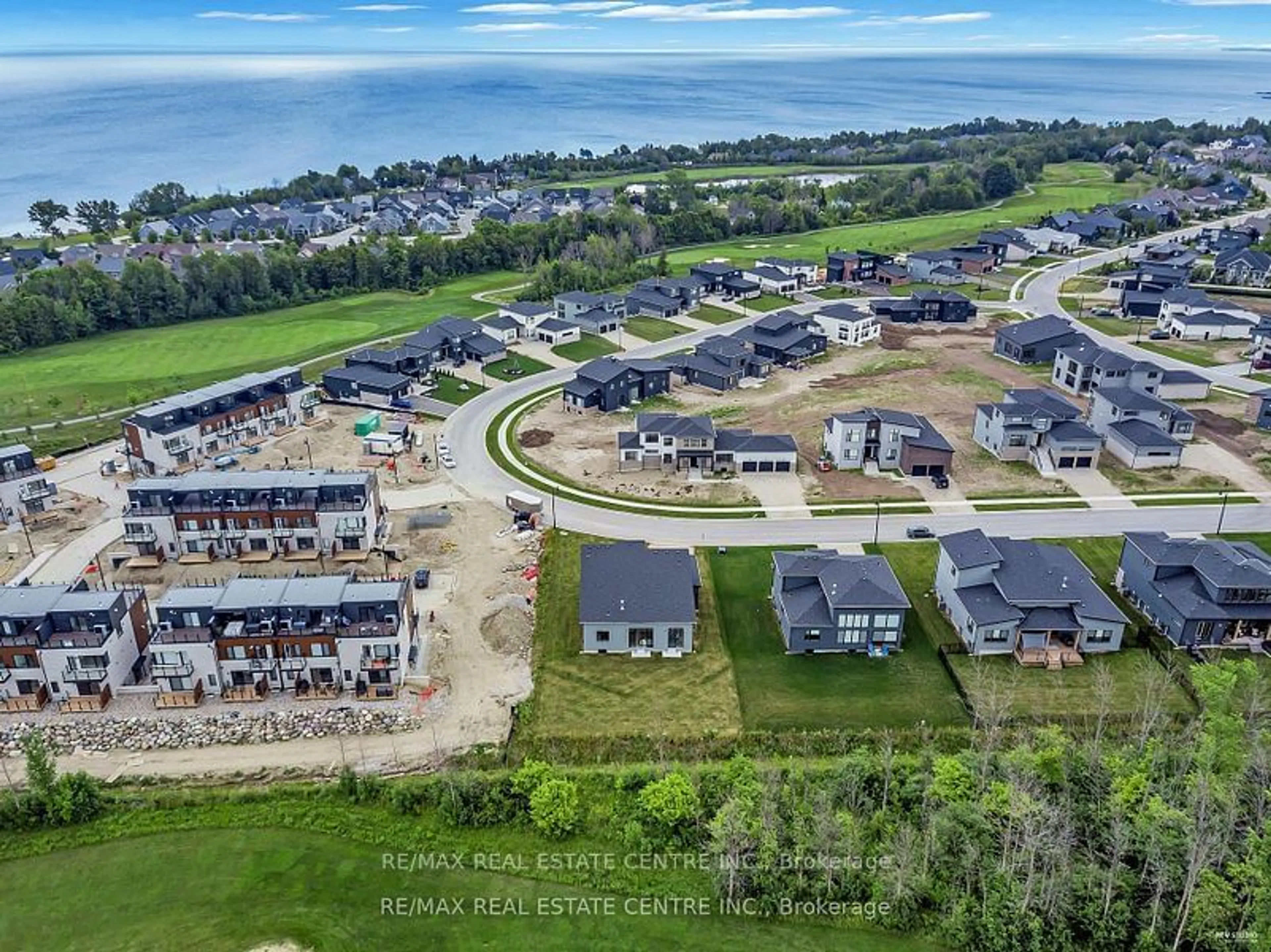 A pic from exterior of the house or condo, the street view for 119 Sladden Crt, Blue Mountains Ontario N0H 2P0