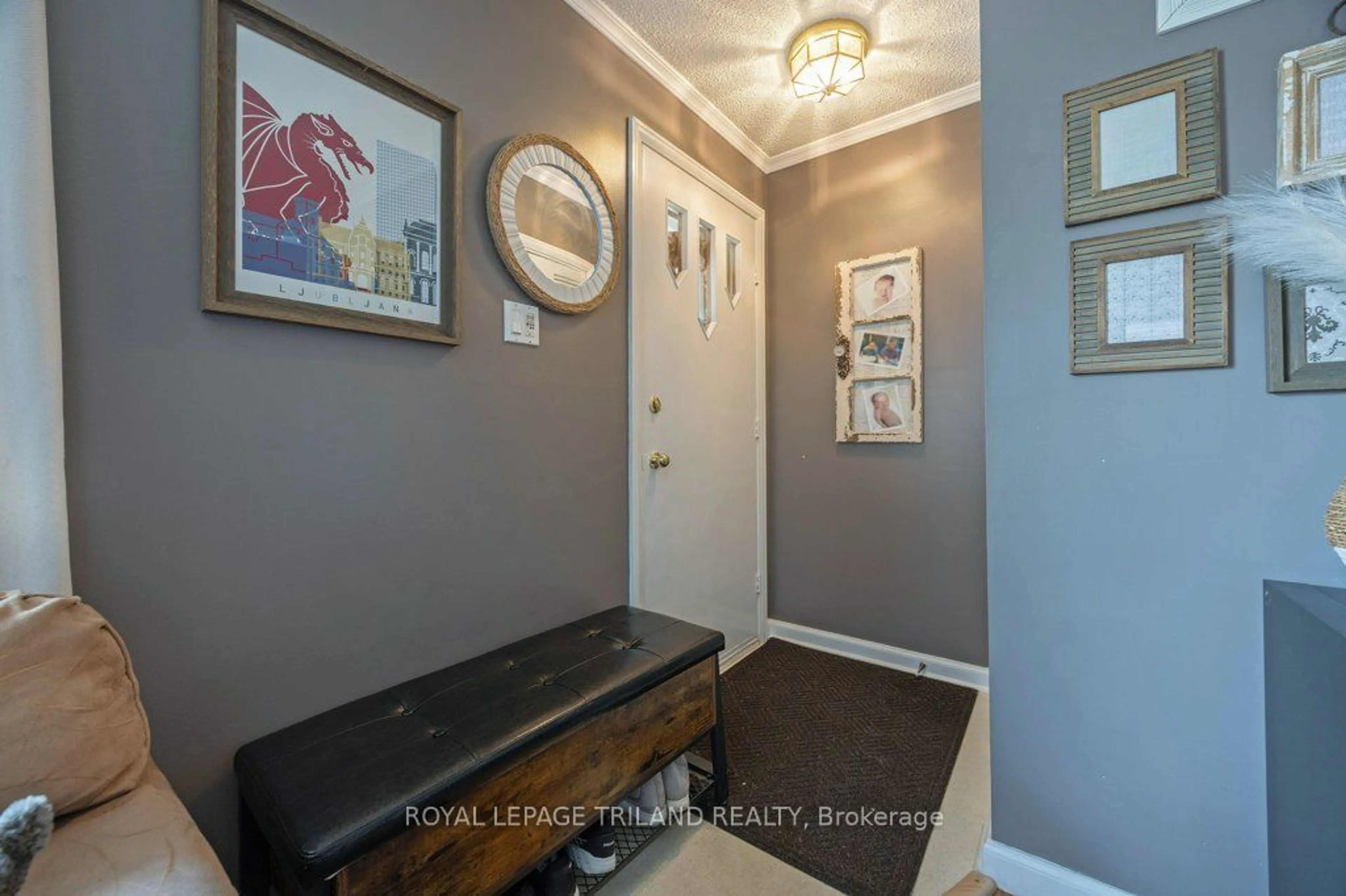 Indoor entryway, wood floors for 218 Sterling St, London Ontario N5Y 1Z4