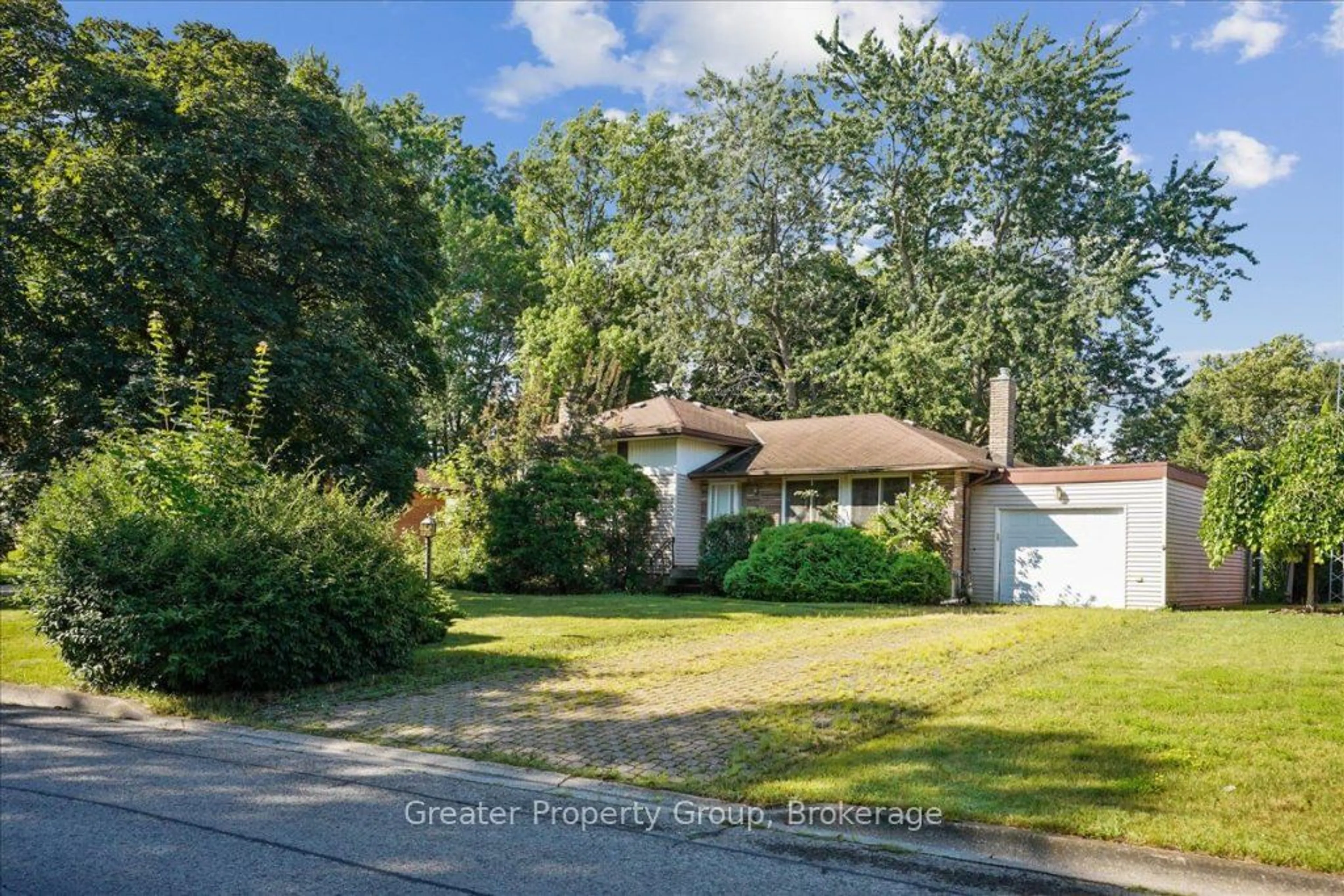 Frontside or backside of a home, the street view for 9 Briarsdale Dr, St. Catharines Ontario L2T 2Z1