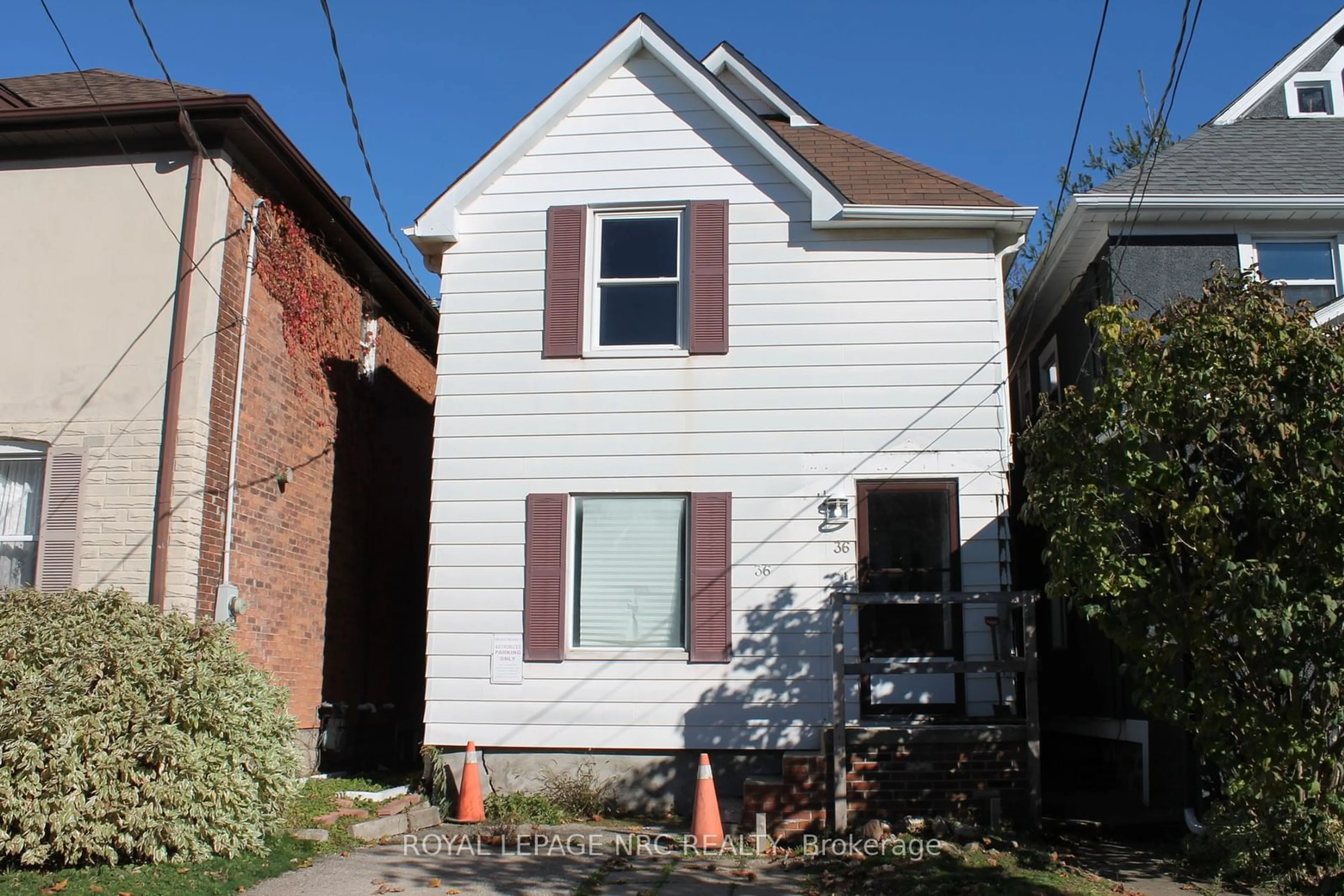 Frontside or backside of a home, the front or back of building for 36 Montebello Pl, St. Catharines Ontario L2R 6B6