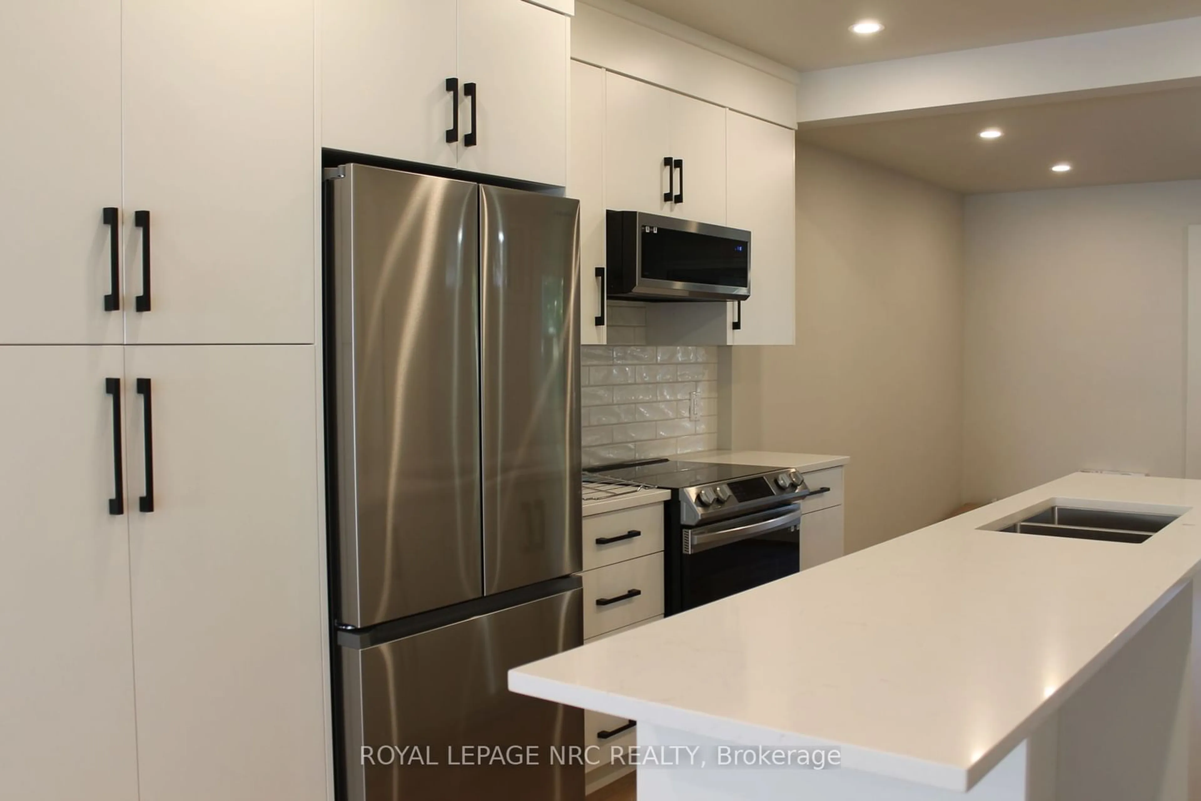 Standard kitchen for 36 Montebello Pl, St. Catharines Ontario L2R 6B6