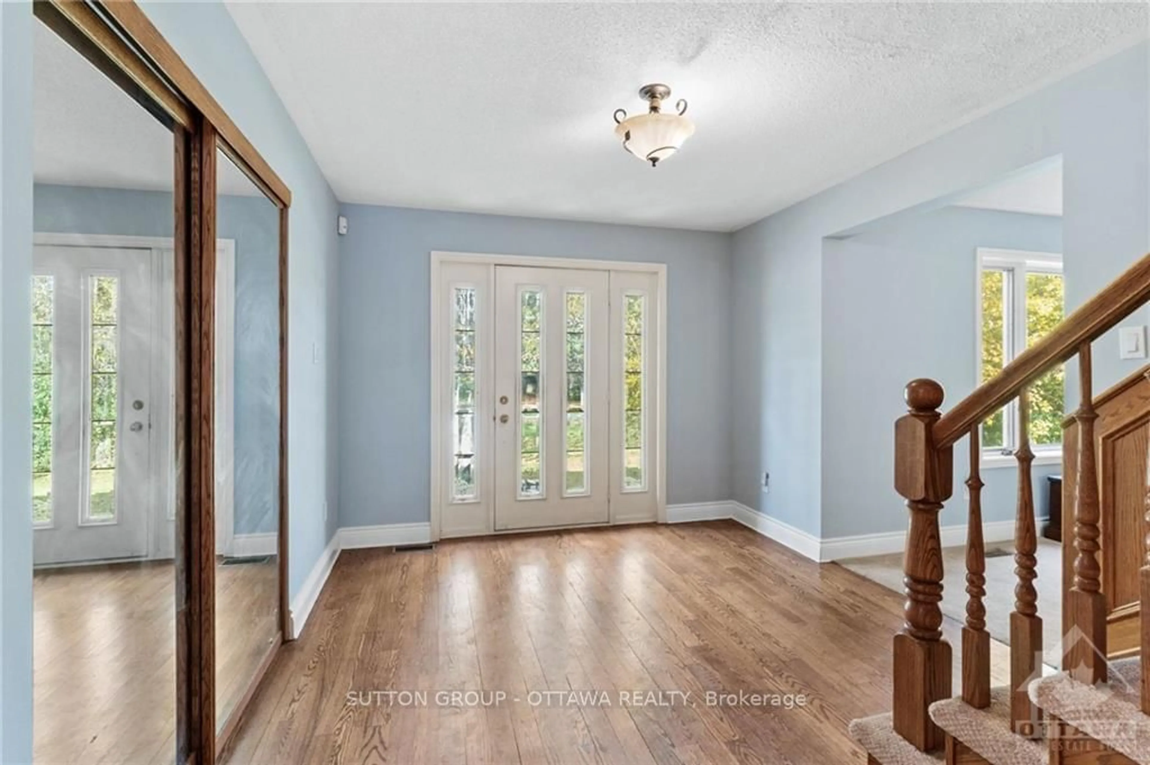 Indoor entryway, wood floors for 7 ROLSTON Way, Kanata Ontario K2W 1A4