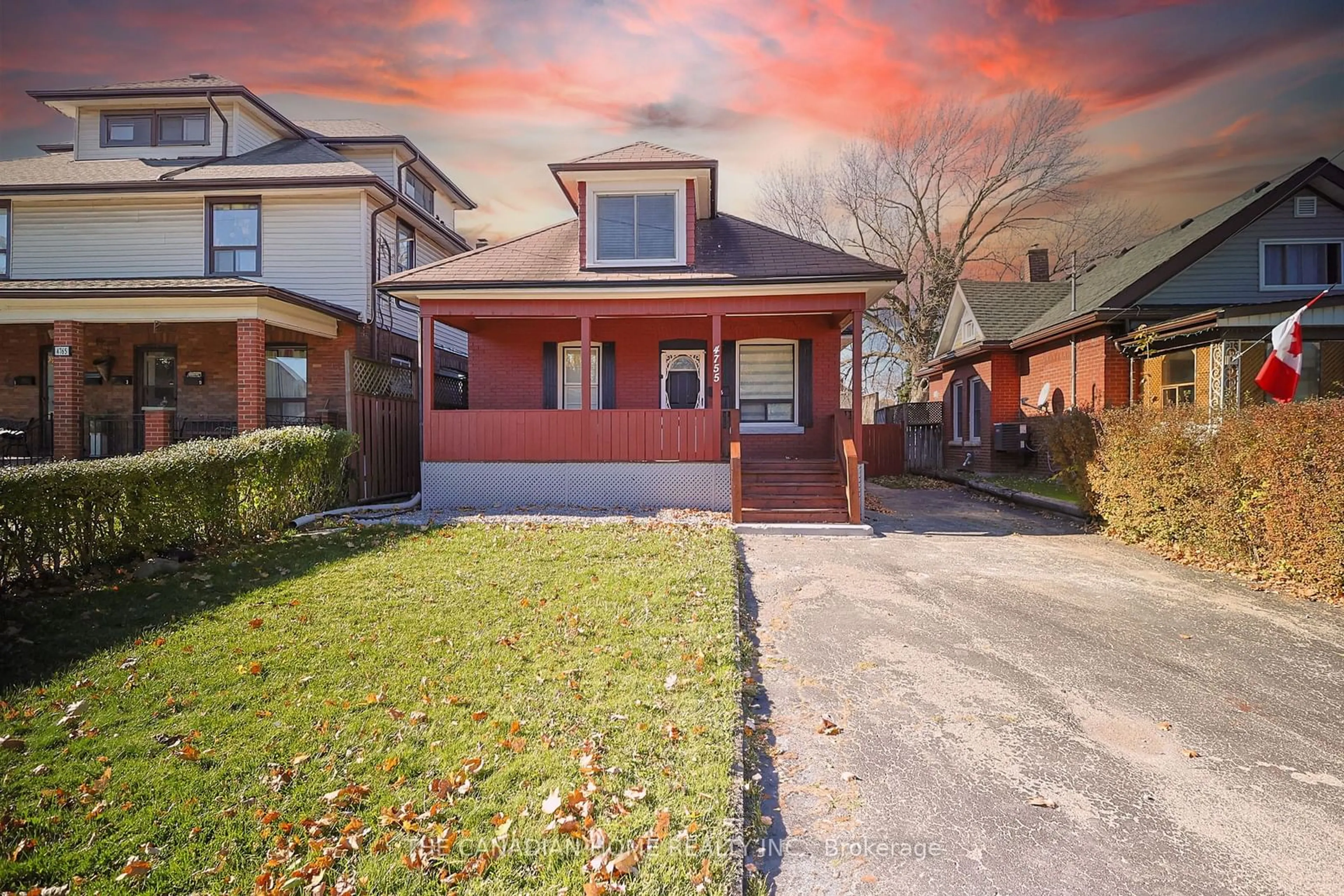 Frontside or backside of a home, the street view for 4755 FOURTH Ave, Niagara Falls Ontario L2E 4N9