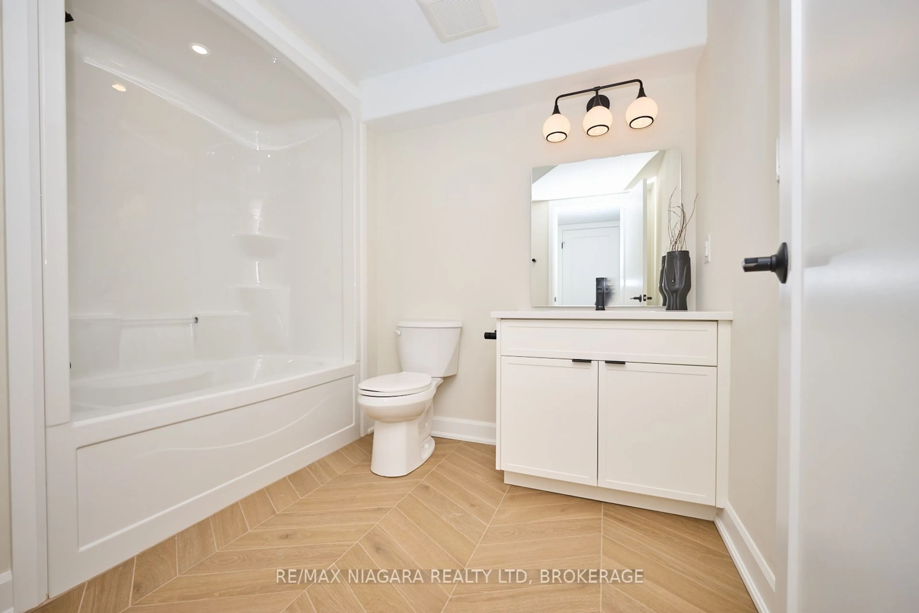 Standard bathroom, ceramic/tile floor for 16 BUTTERNUT Cres, Fort Erie Ontario L0S 1N0