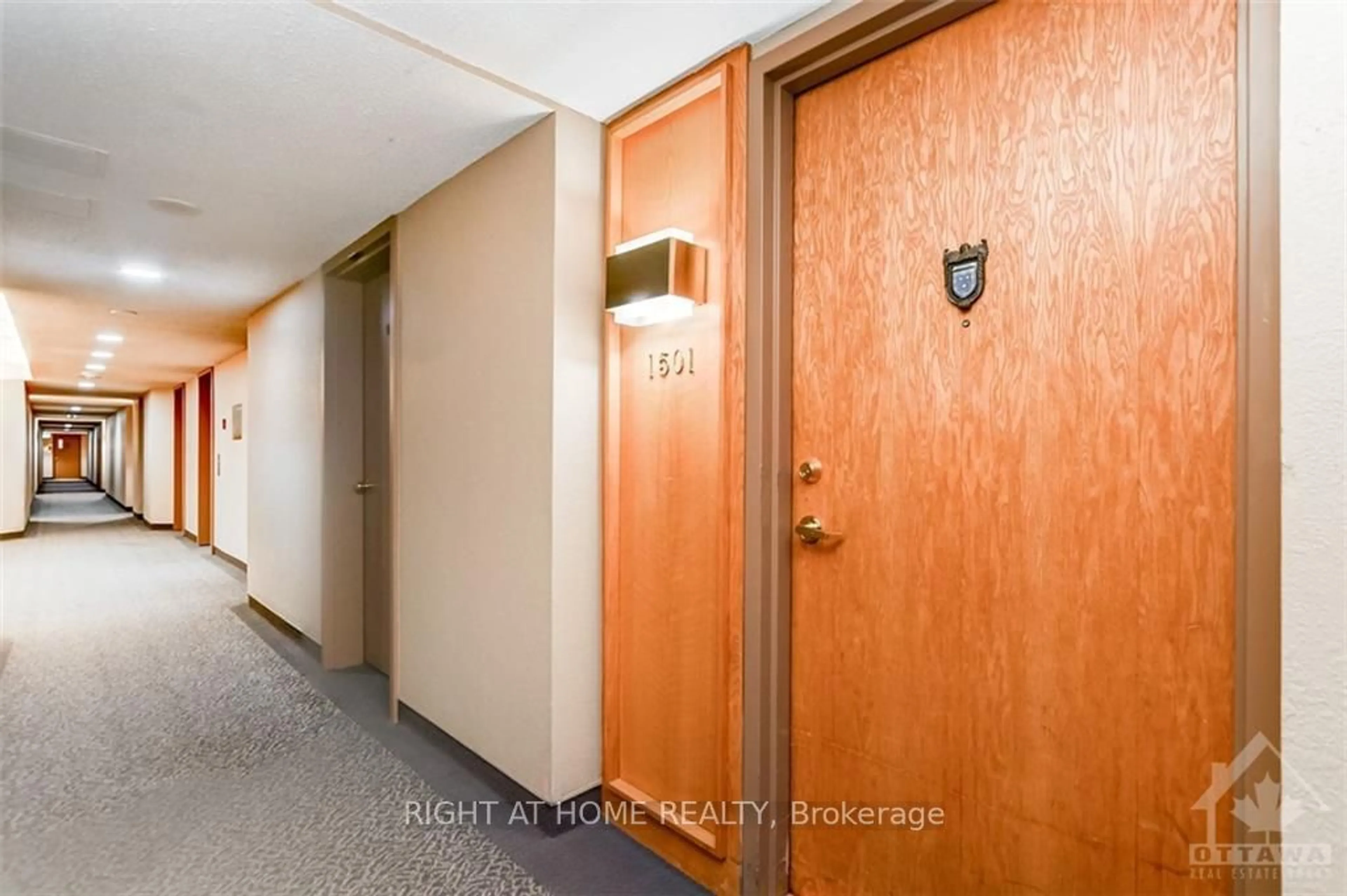 Indoor foyer for 2760 CAROUSEL Cres #1501, Blossom Park - Airport and Area Ontario K1T 2N4