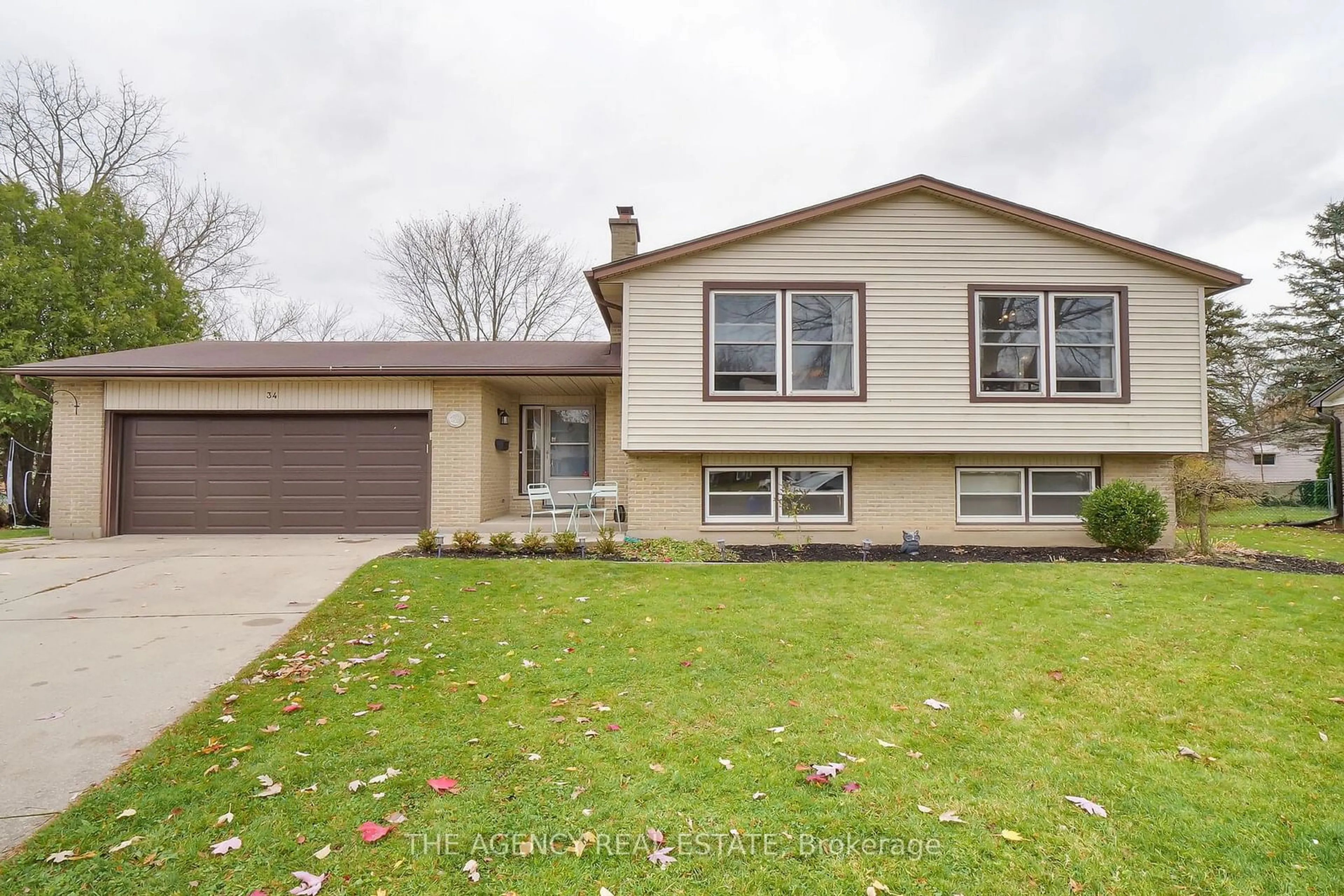 Frontside or backside of a home, the street view for 34 Lynngate Crt, London Ontario N6K 1S4