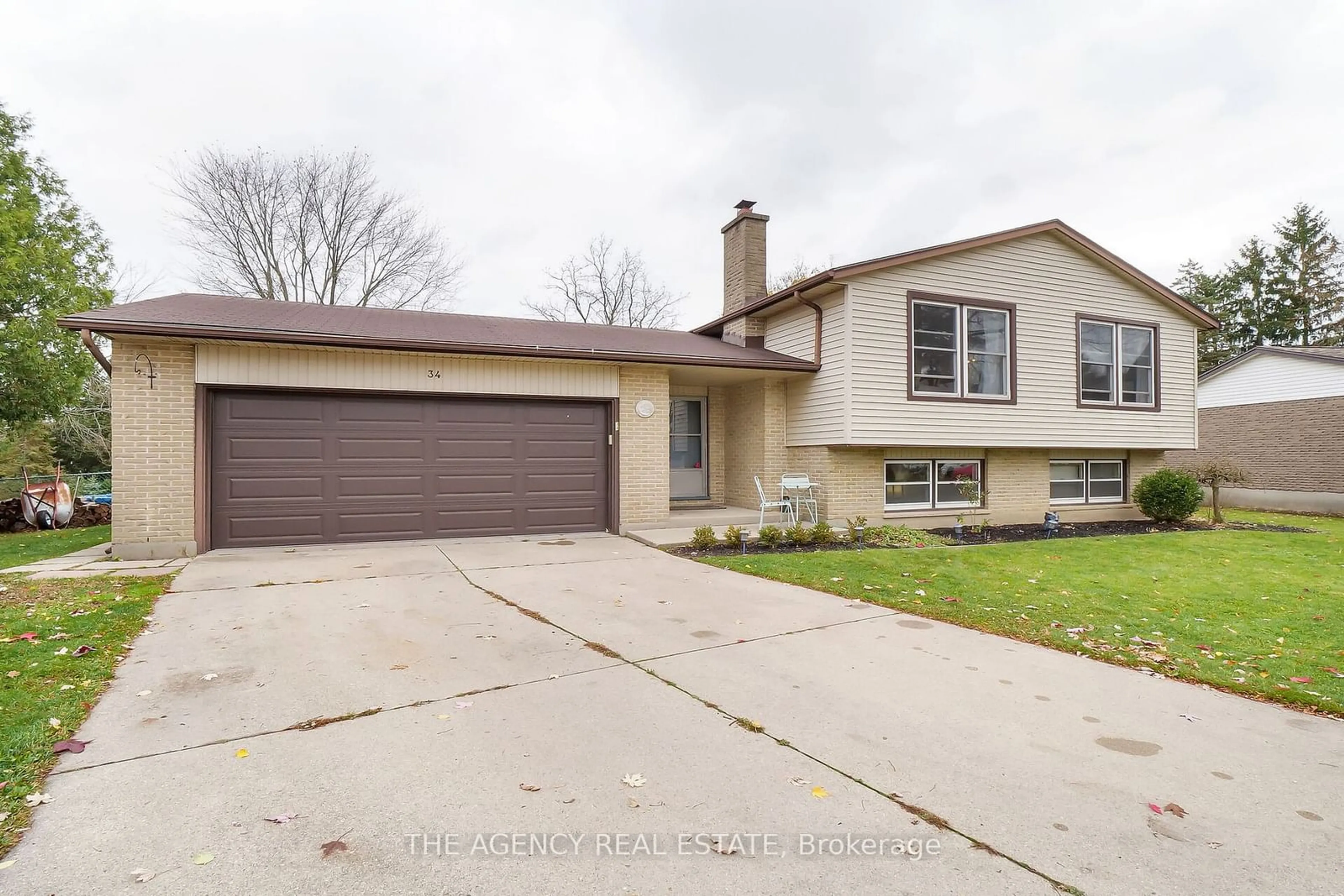 Frontside or backside of a home, the street view for 34 Lynngate Crt, London Ontario N6K 1S4