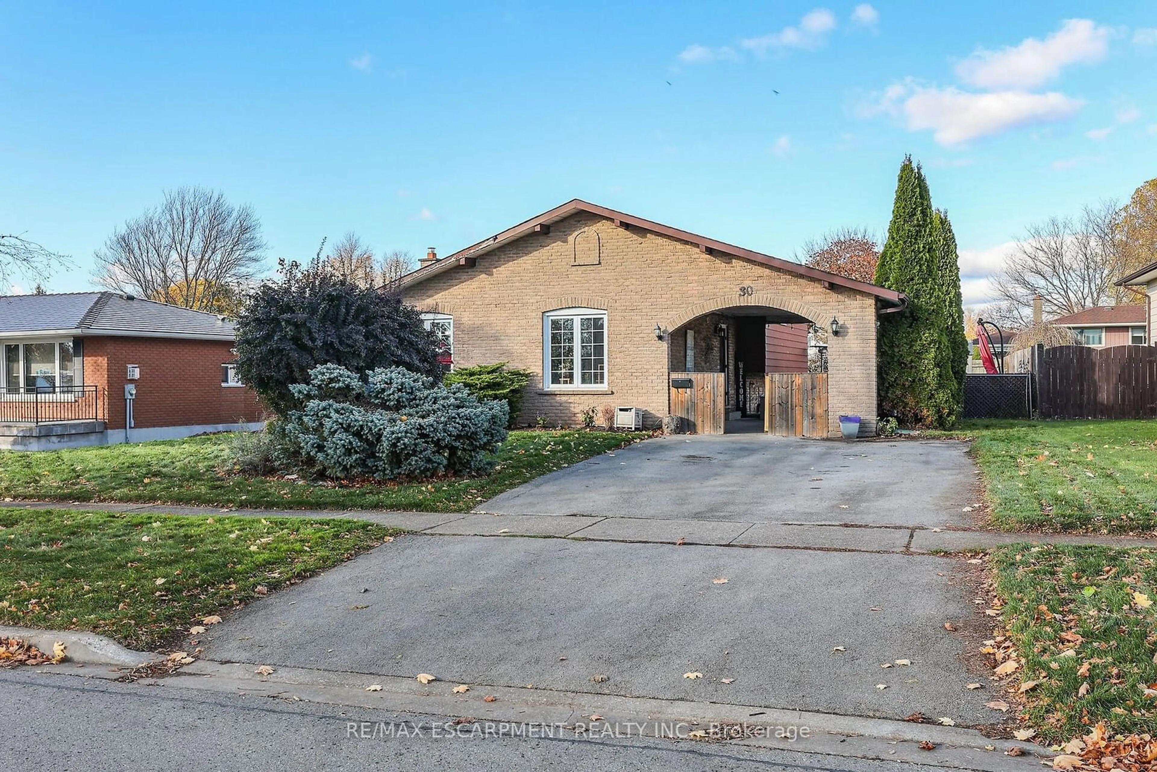 Frontside or backside of a home, the street view for 30 Rolling Acres Dr, Welland Ontario L3C 3N3