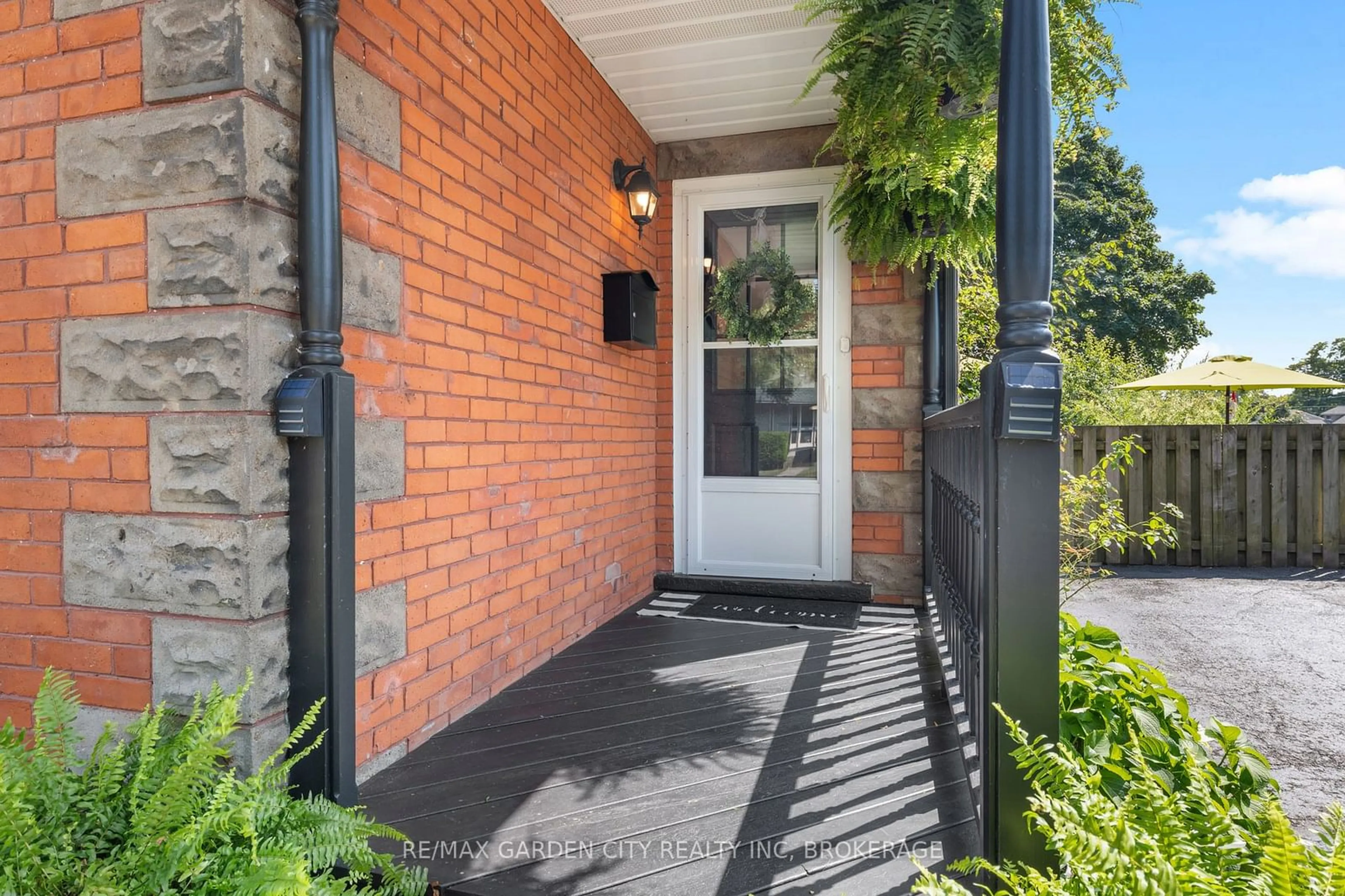 Indoor entryway, wood floors for 312 Clarence St, Port Colborne Ontario L3K 3G8