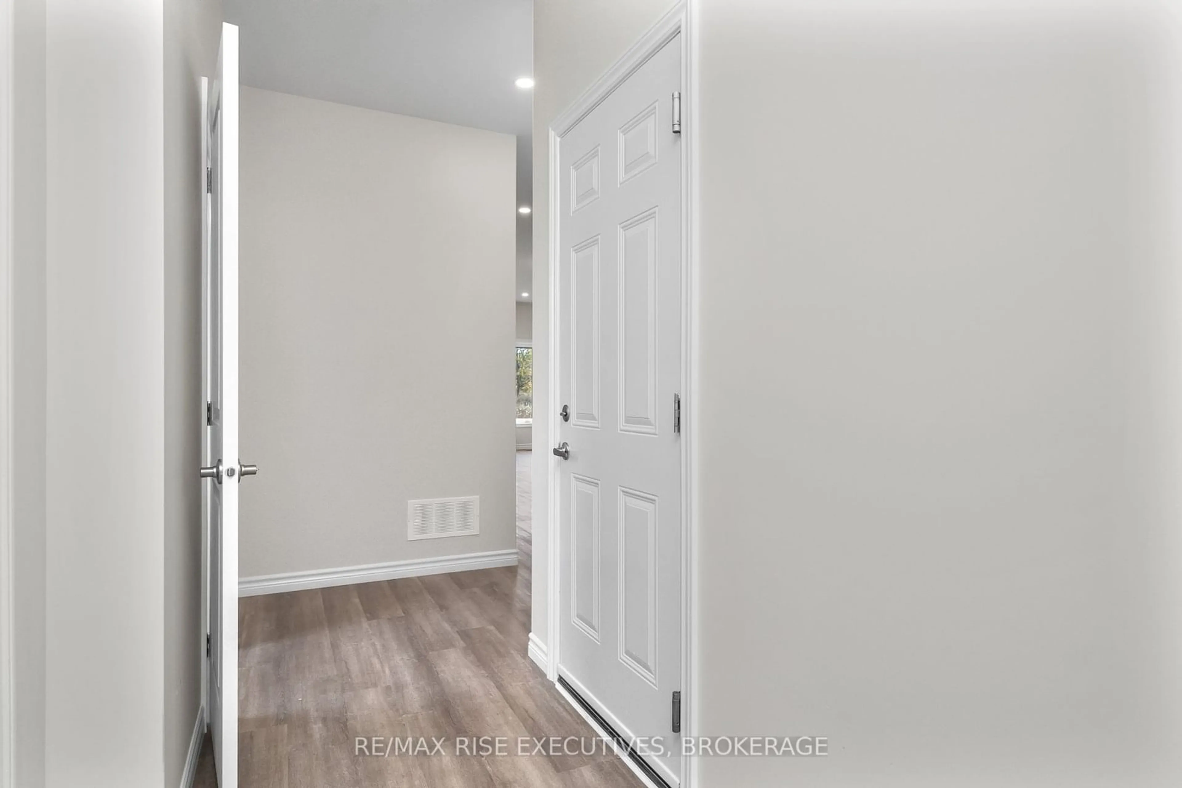 Indoor entryway, wood floors for 2699 DELMAR St, Kingston Ontario K7P 0J1