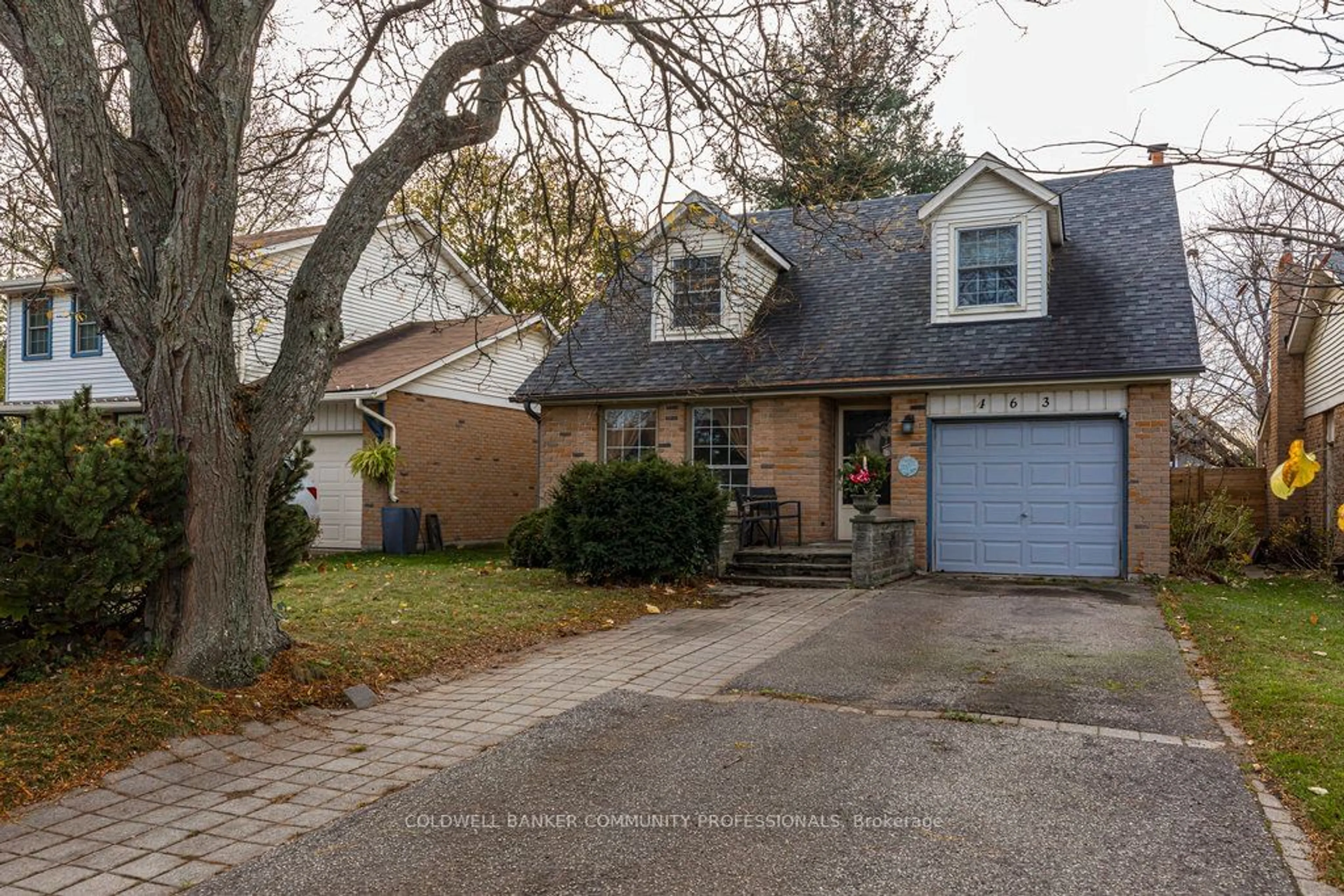 Frontside or backside of a home, the street view for 463 Knightsbridge Cres, Hamilton Ontario L9G 3S4