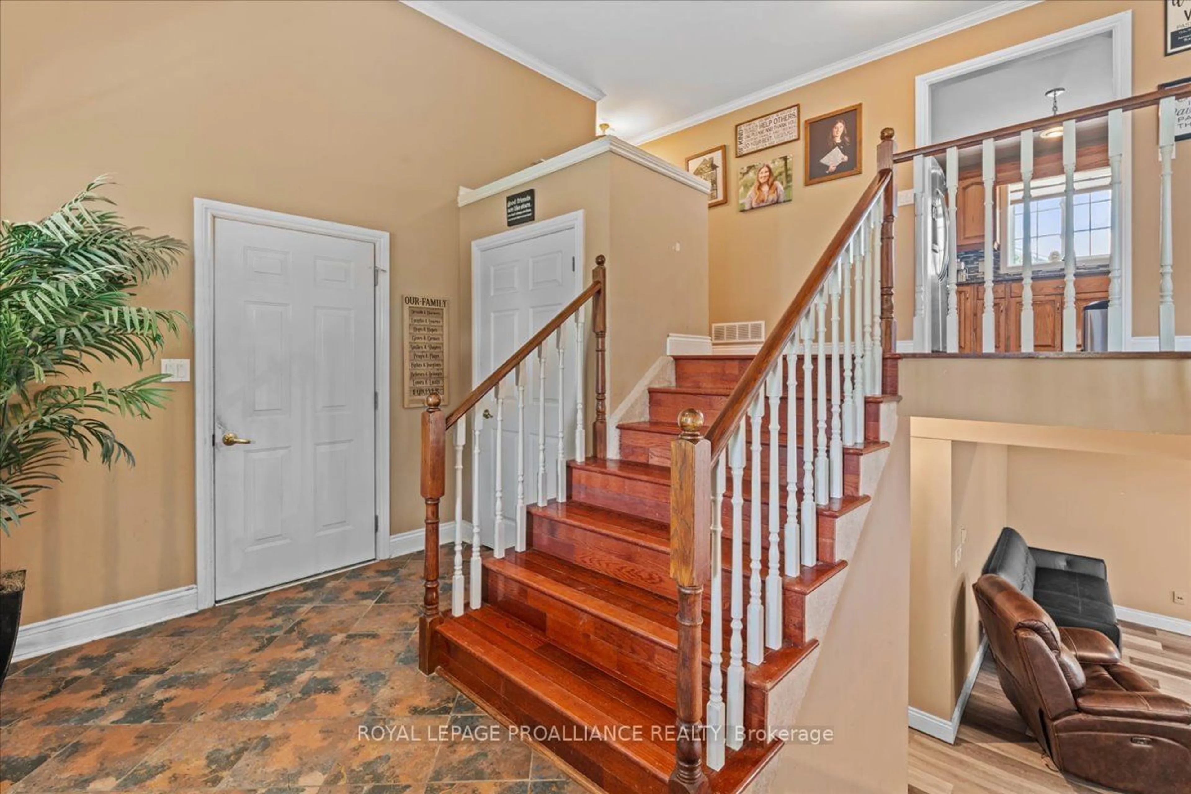 Indoor entryway, wood floors for 14 Marchmont Pl, Belleville Ontario K8P 5E5