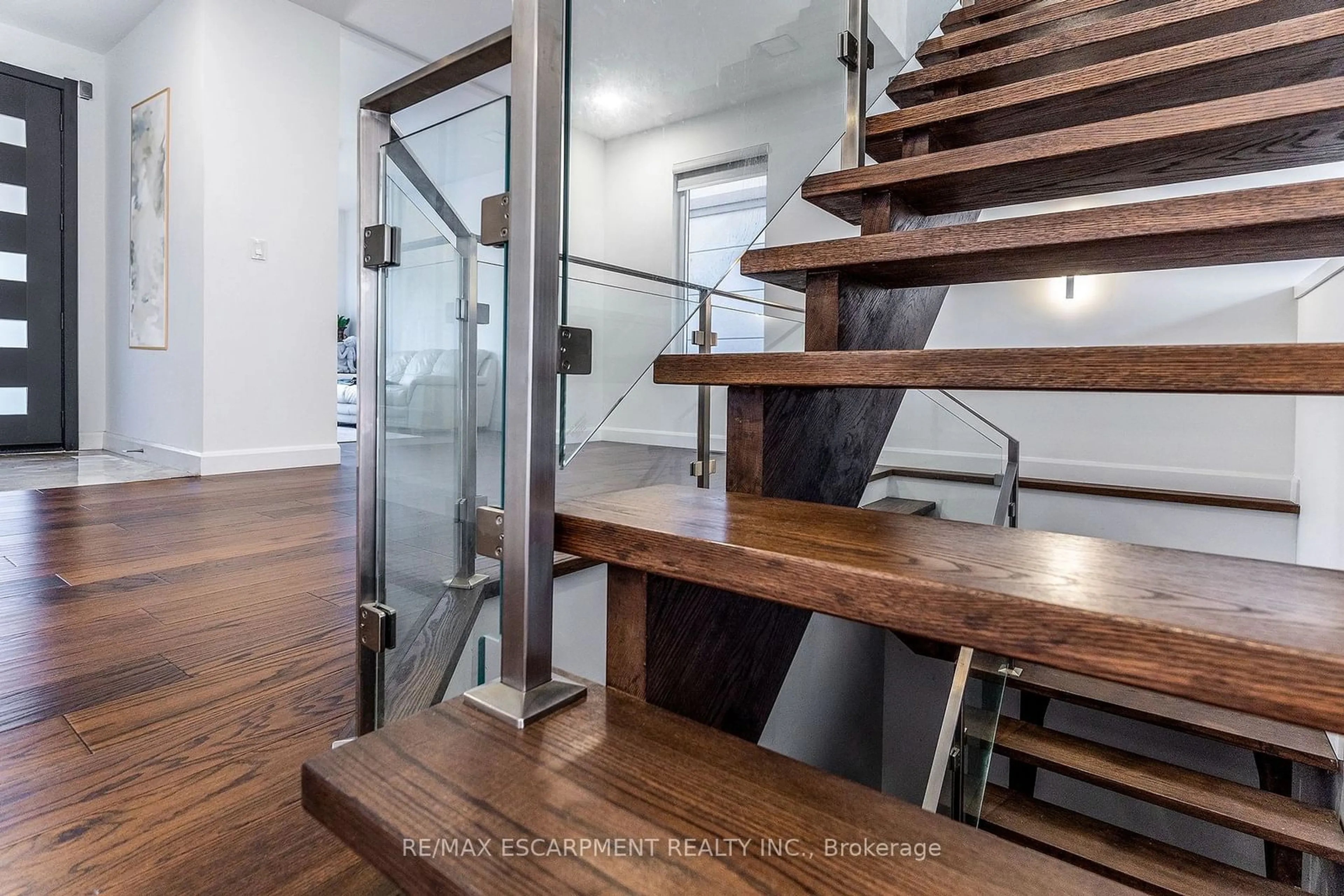 Stairs for 528 Jones Rd, Hamilton Ontario L8E 5C1