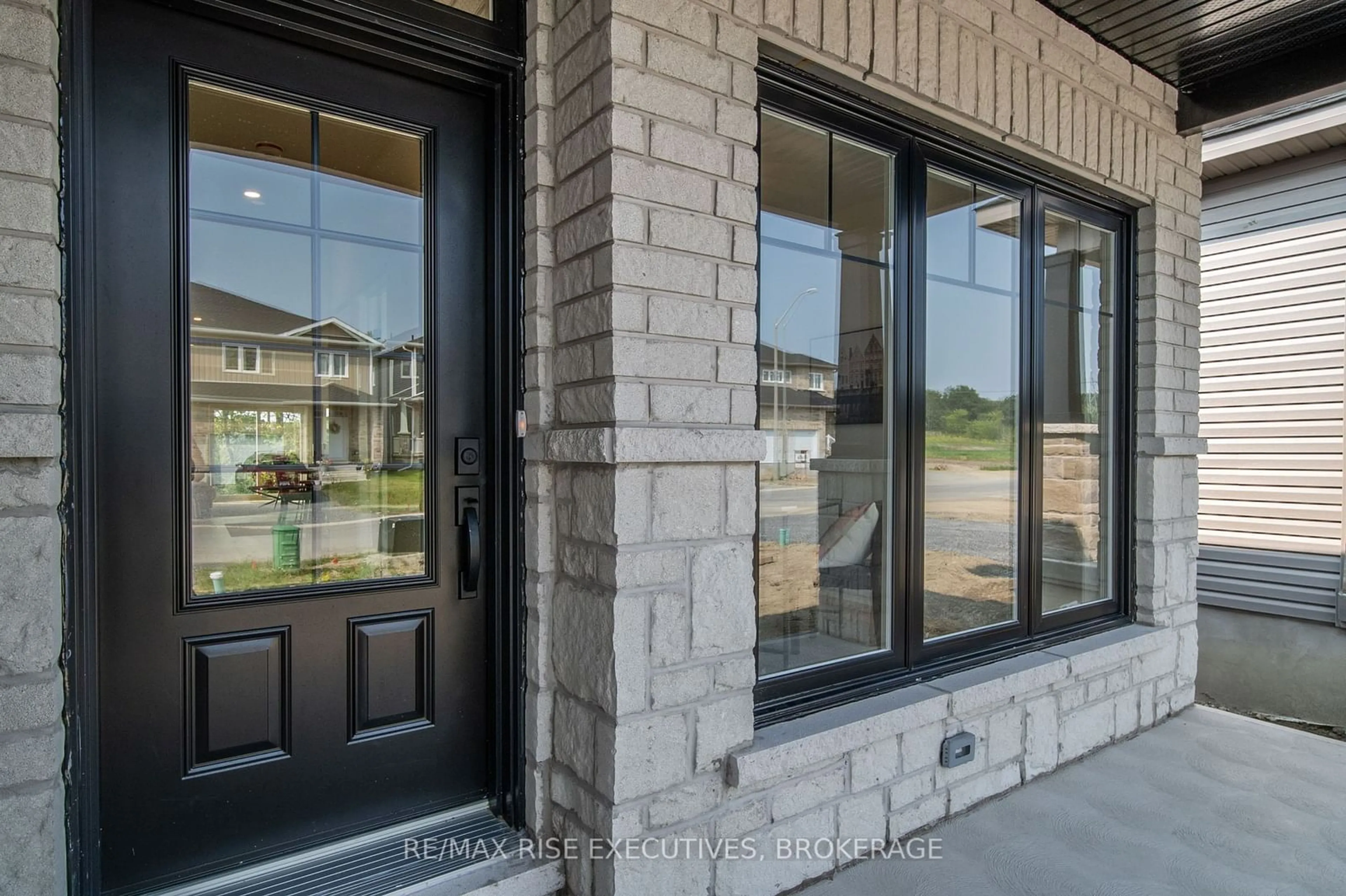 Indoor entryway, cement floor for 2710 DELMAR St, Kingston Ontario K7P 0V2