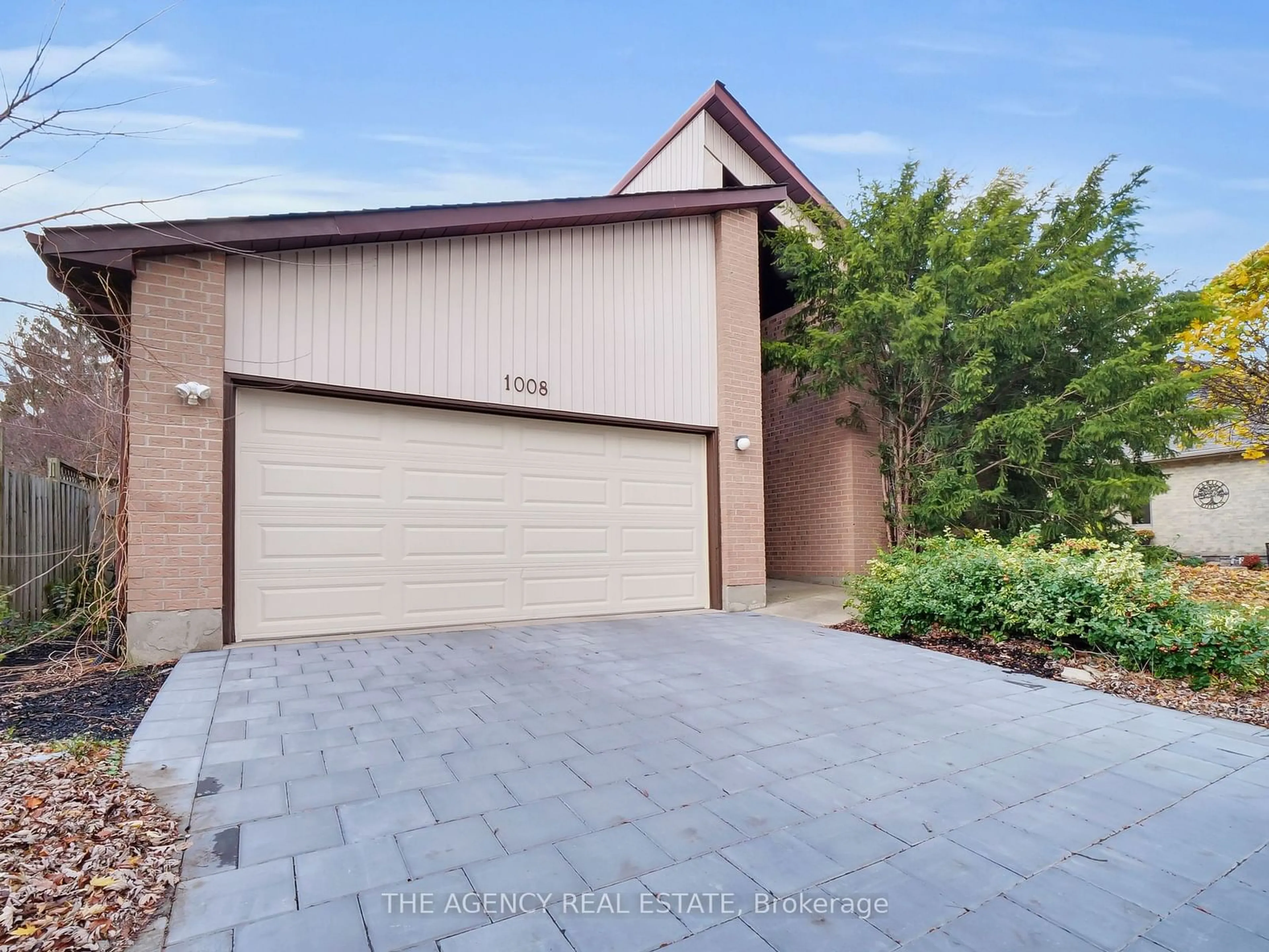 Frontside or backside of a home, the street view for 1008 Thistledown Way, London Ontario N6G 4L7