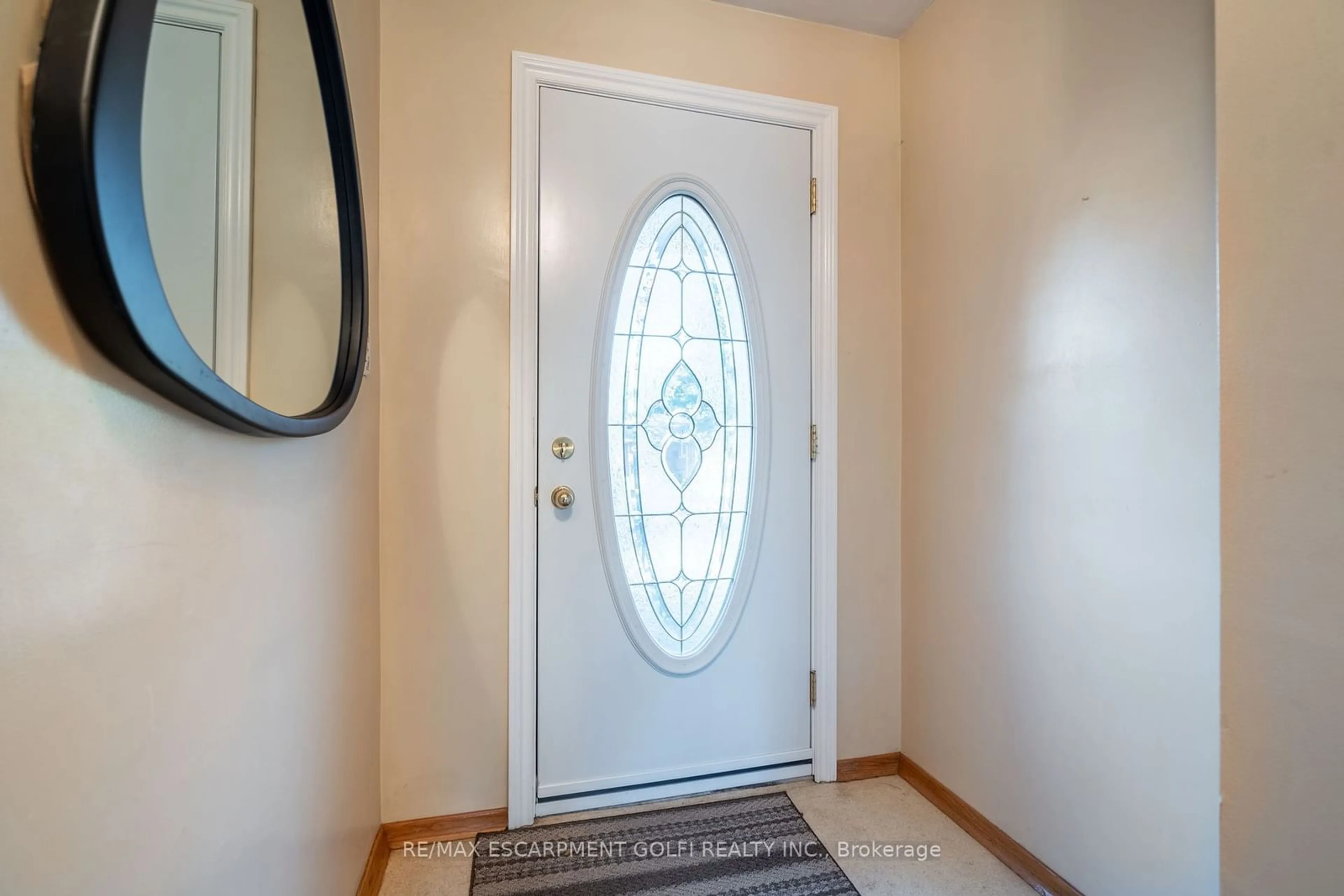 Indoor entryway, wood floors for 130 KINGS FOREST Dr, Hamilton Ontario L8T 4K1