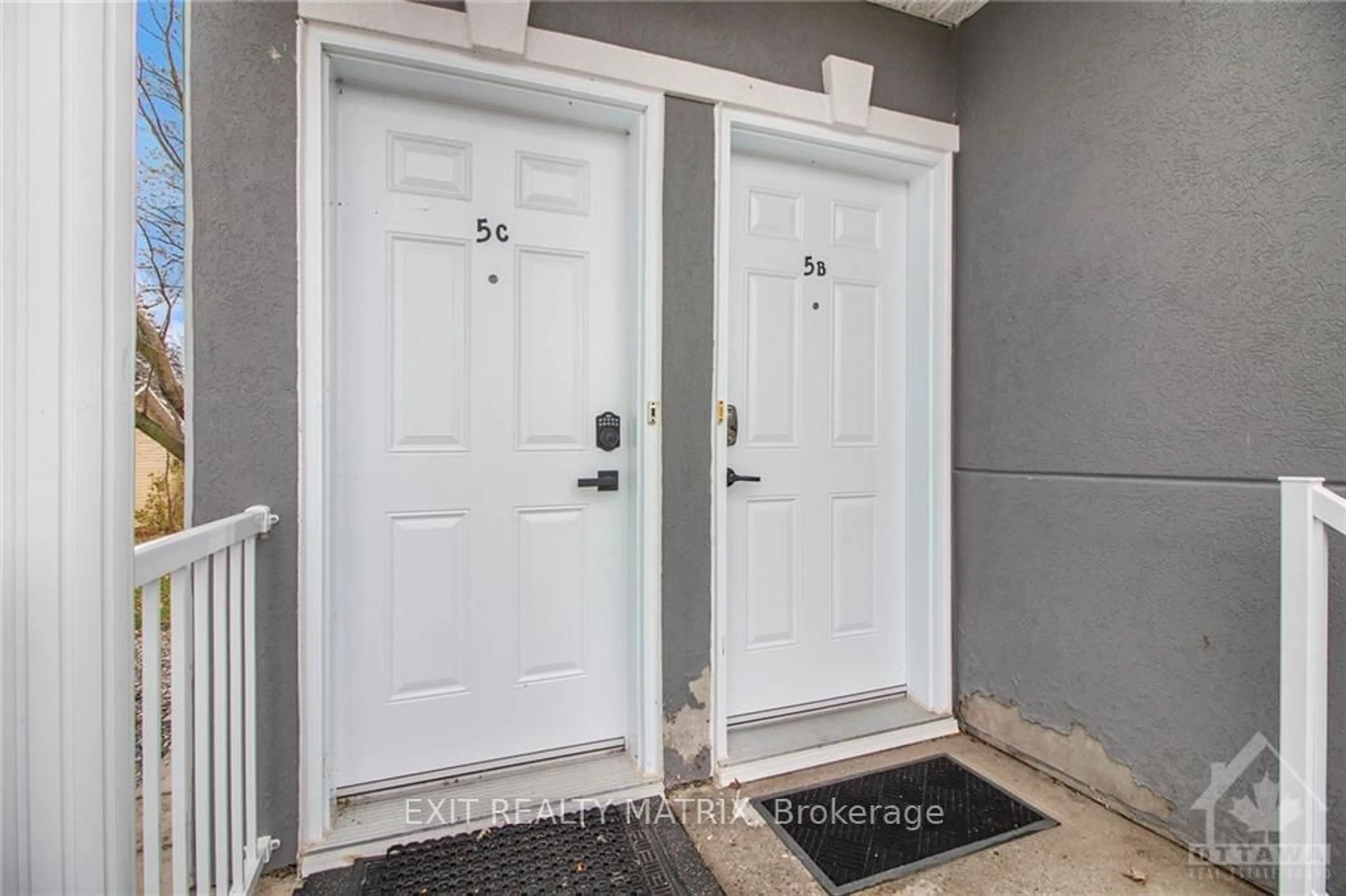 Indoor entryway, wood floors for 75 LAPOINTE Blvd #5C, Russell Ontario K0A 1W0