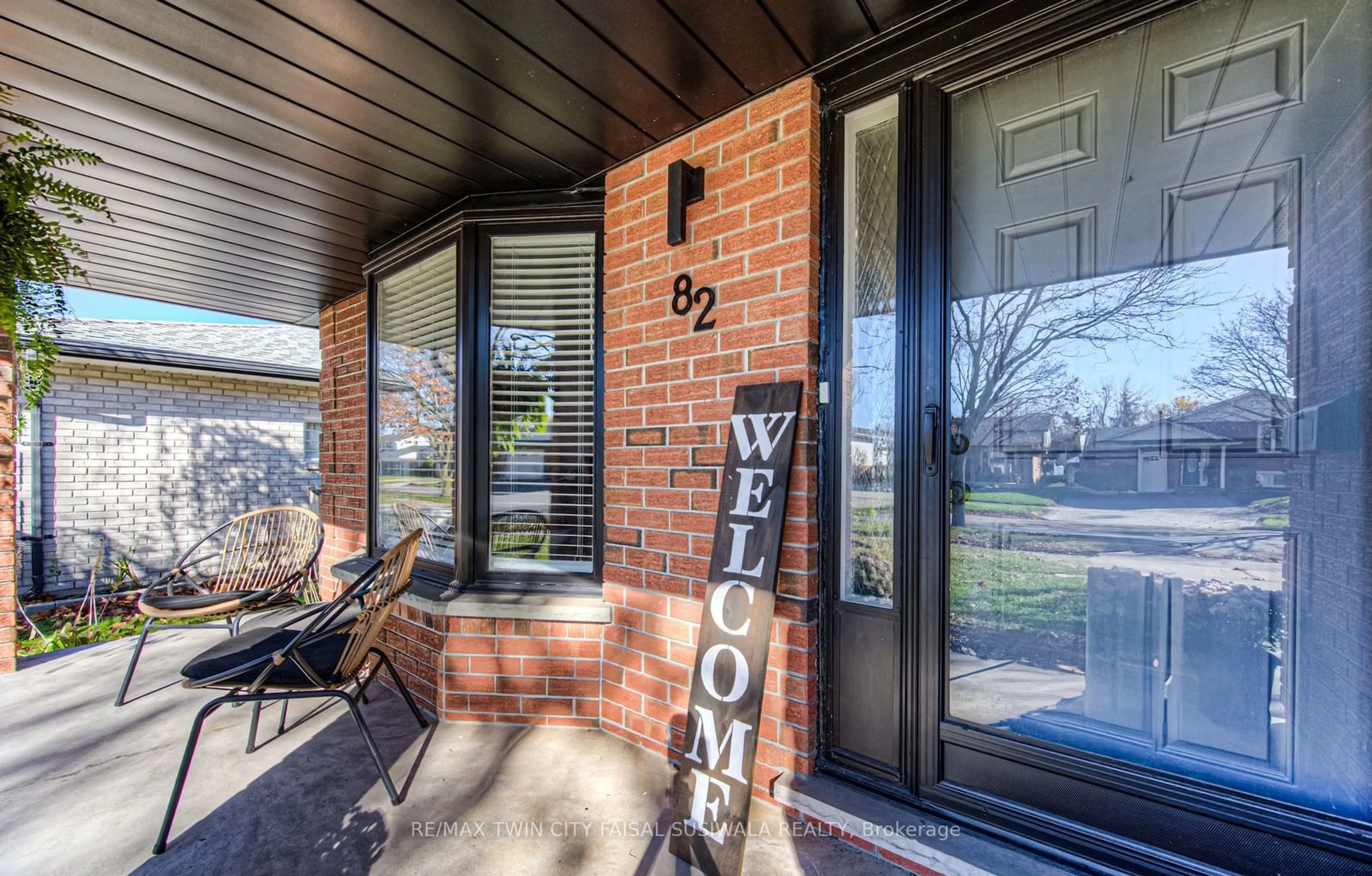 Indoor entryway for 82 Oakhurst Cres, Kitchener Ontario N2B 3K3