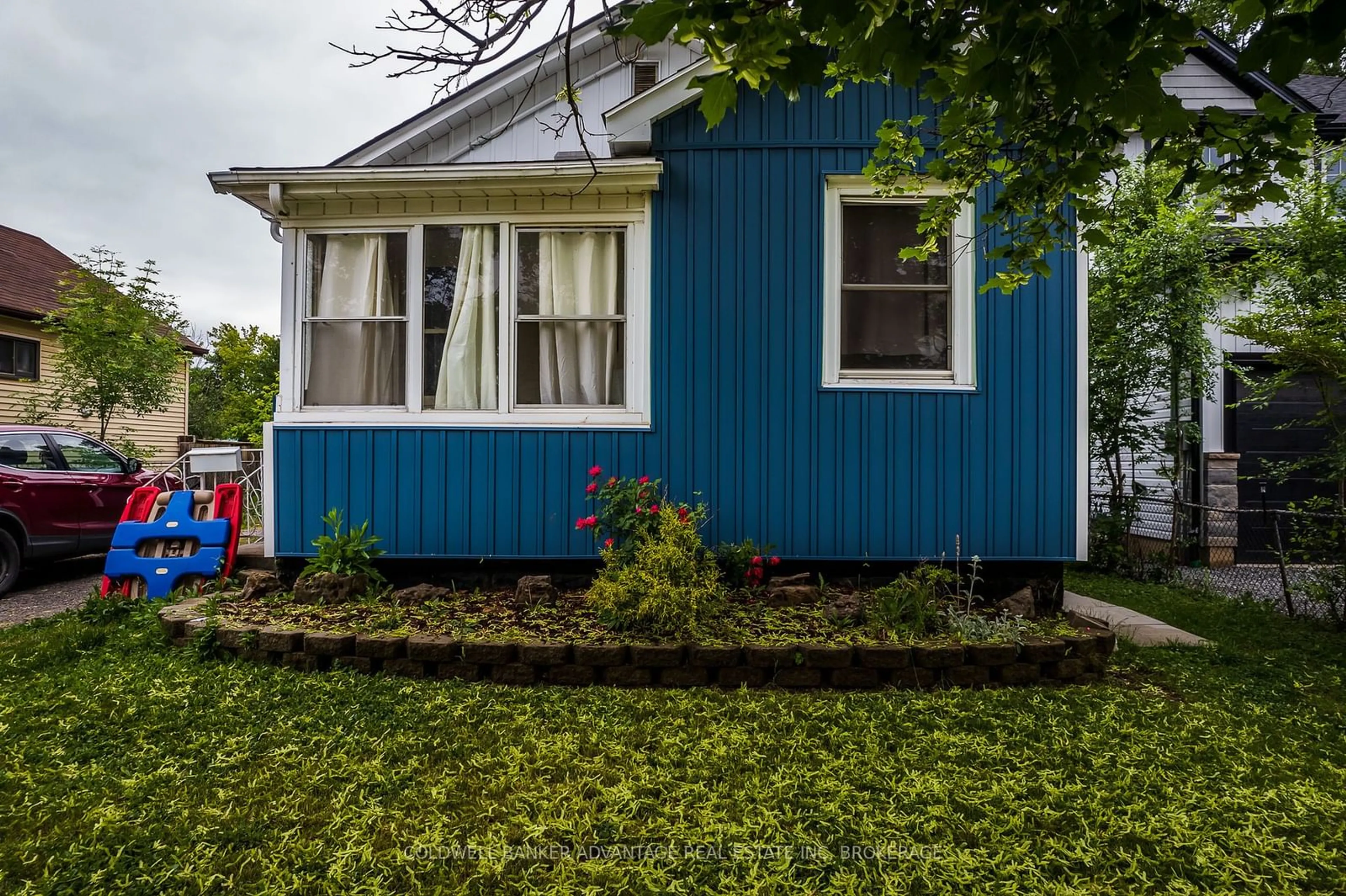 Frontside or backside of a home, cottage for 54 Lloyd St, St. Catharines Ontario L2S 2N9