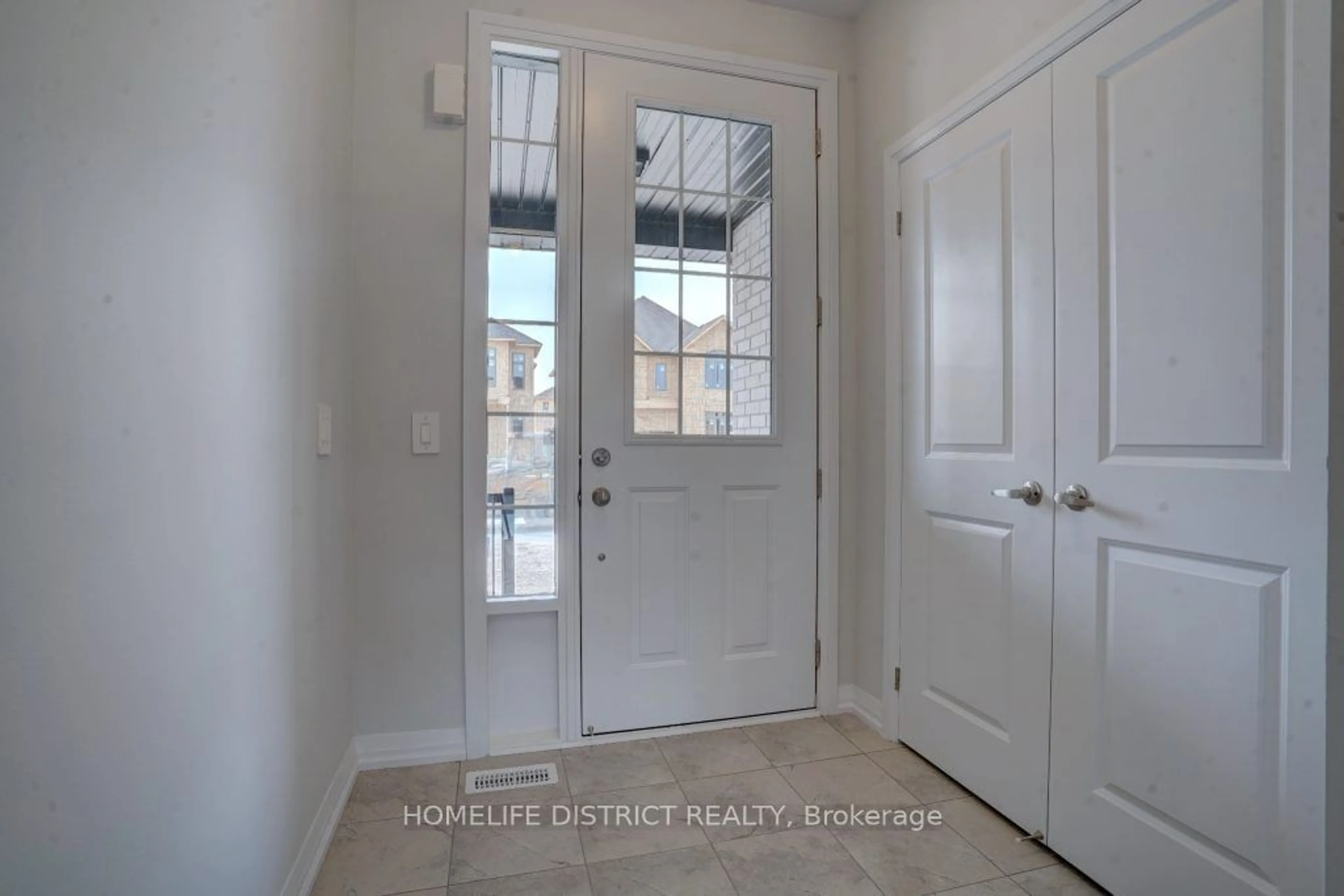 Indoor entryway, wood floors for 6 Corley St, Kawartha Lakes Ontario K9V 6C2