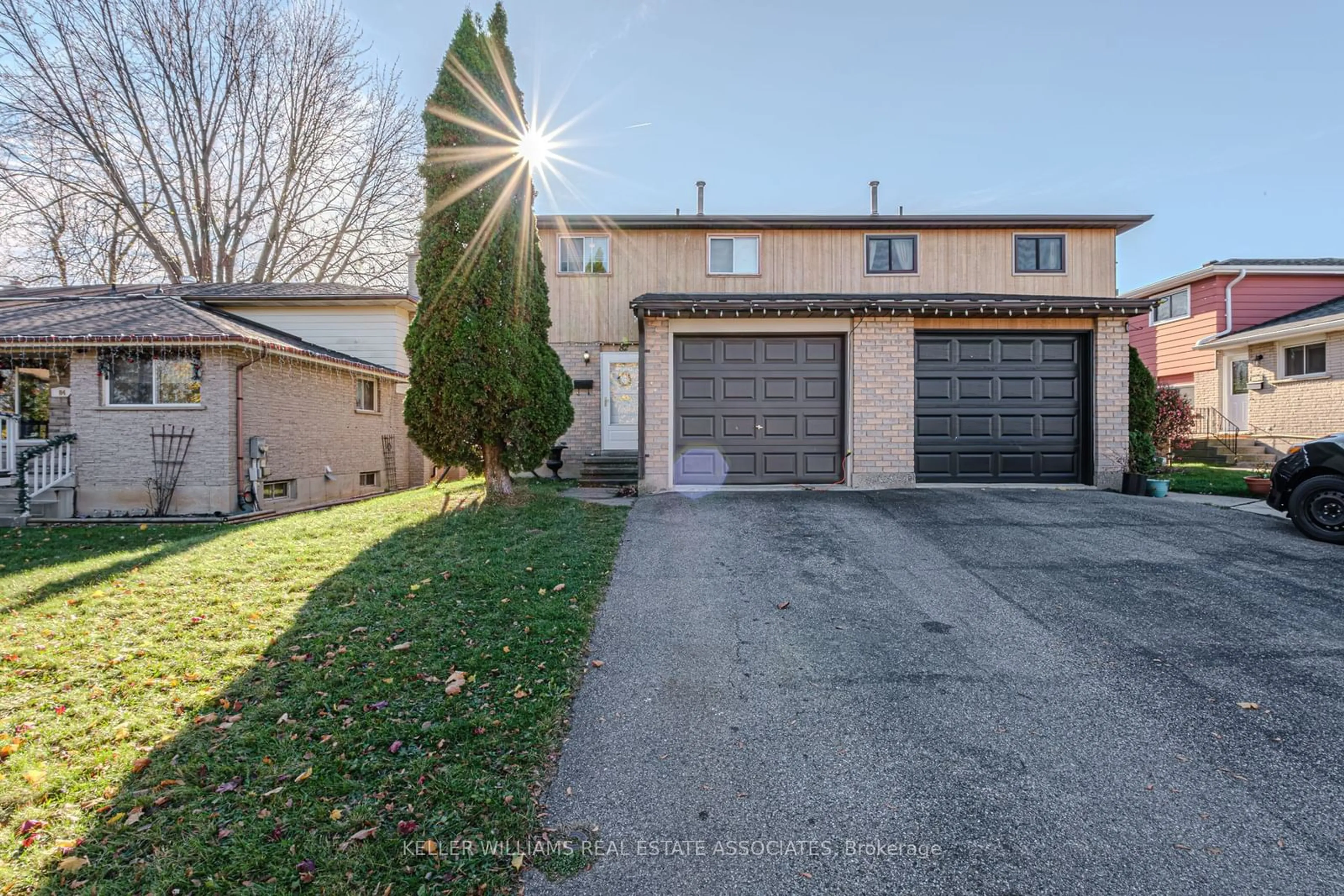 A pic from exterior of the house or condo, the street view for 82 Four Seasons Dr, Brantford Ontario N3R 7B3