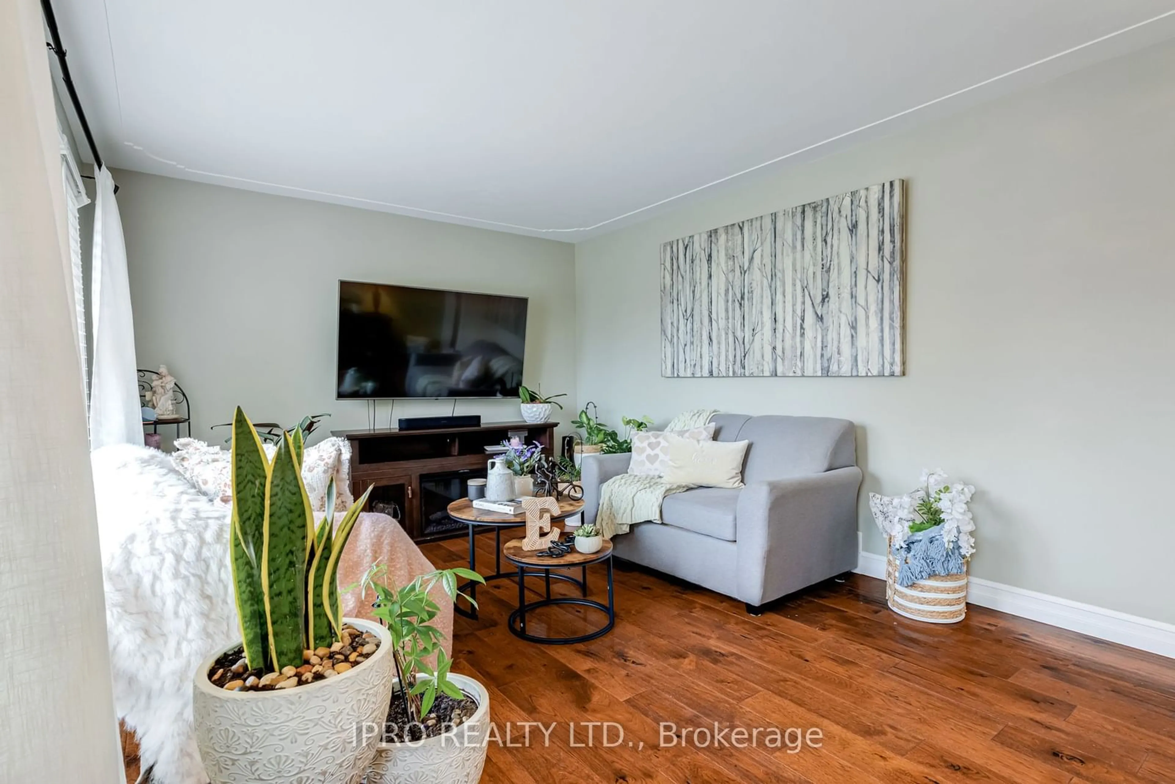 Living room, wood floors for 51 Radford Ave, Cambridge Ontario N1R 5L8