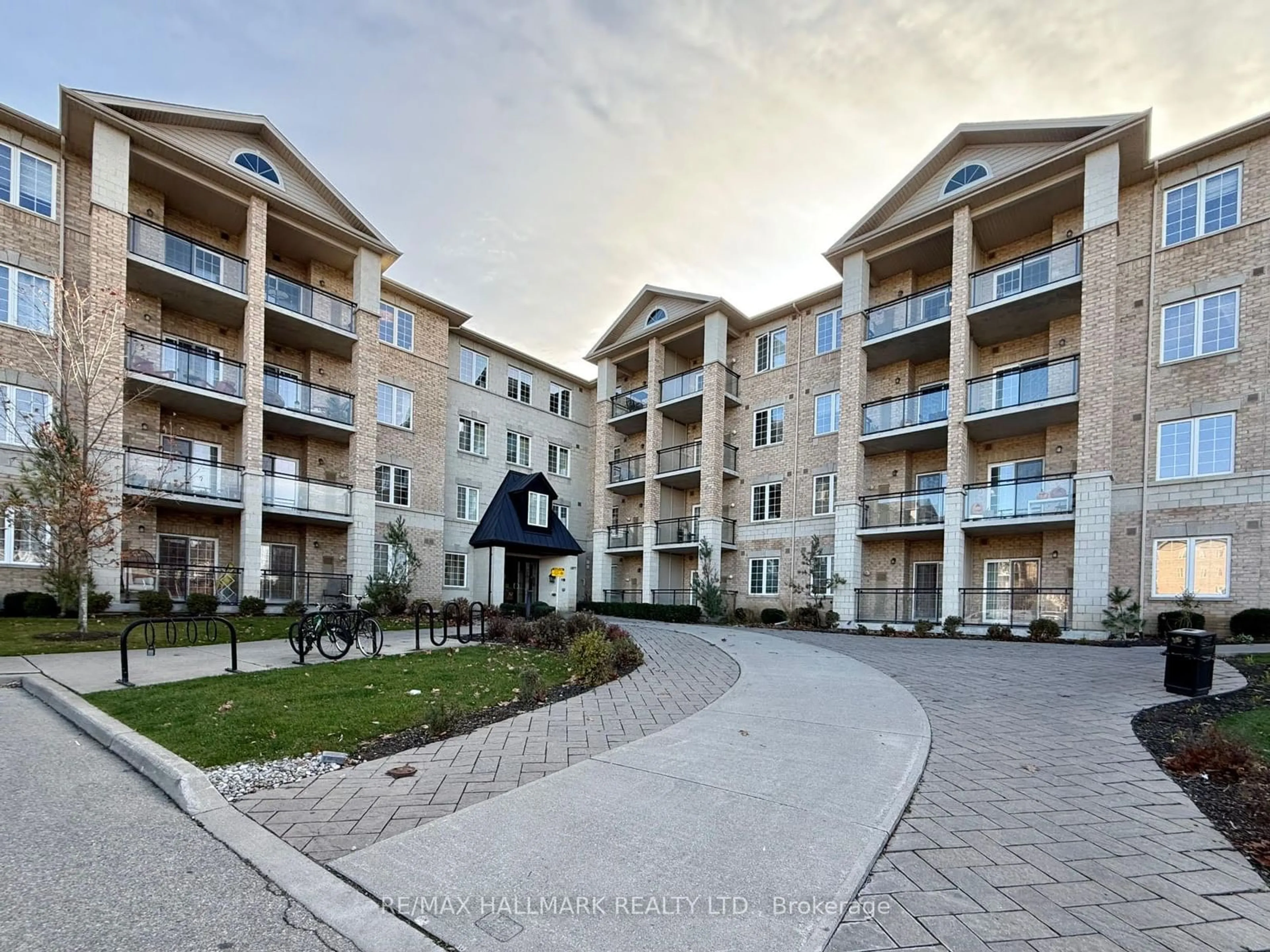 A pic from exterior of the house or condo, the front or back of building for 1077 Gordon St #315, Guelph Ontario N1G 0E3