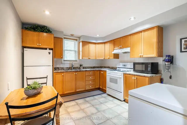 Additional property image - 202 CANADA St