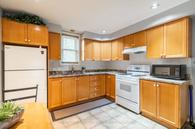 Additional property image - 202 CANADA St