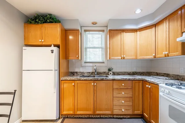 Additional property image - 202 CANADA St