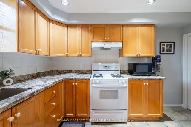 Additional property image - 202 CANADA St