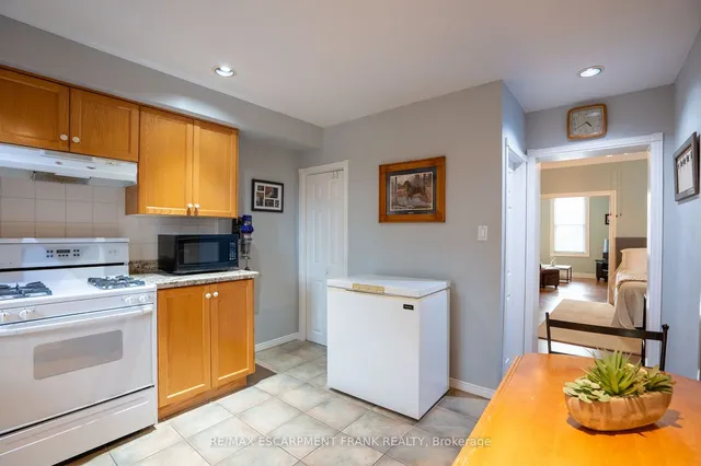 Additional property image - 202 CANADA St